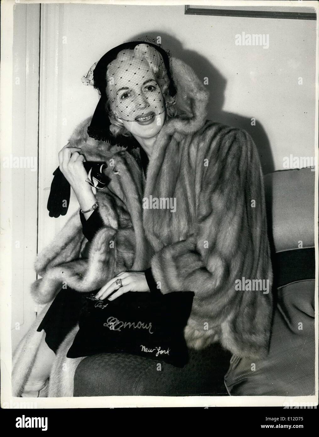 14. Dezember 2011 - Mrs Manville IXth in London.: Anita Manville, die neunte Frau 59 Jahre alte amerikanische Millionär Tommy Manville und ihre Zwillingsschwester Juanita Ex-Frau von Ramon Patino, bolivianischen Zinn Mine Millionär ist gestern in London angekommen. Sie sind £4.000 hier in Kleidern in vier Tagen zu verbringen. Das Foto zeigt Frau Anita Manville im Savoy Hotel, London, am letzten Abend. Mit ihr hat sie in London Nerz 30.000 Dollar. Stockfoto