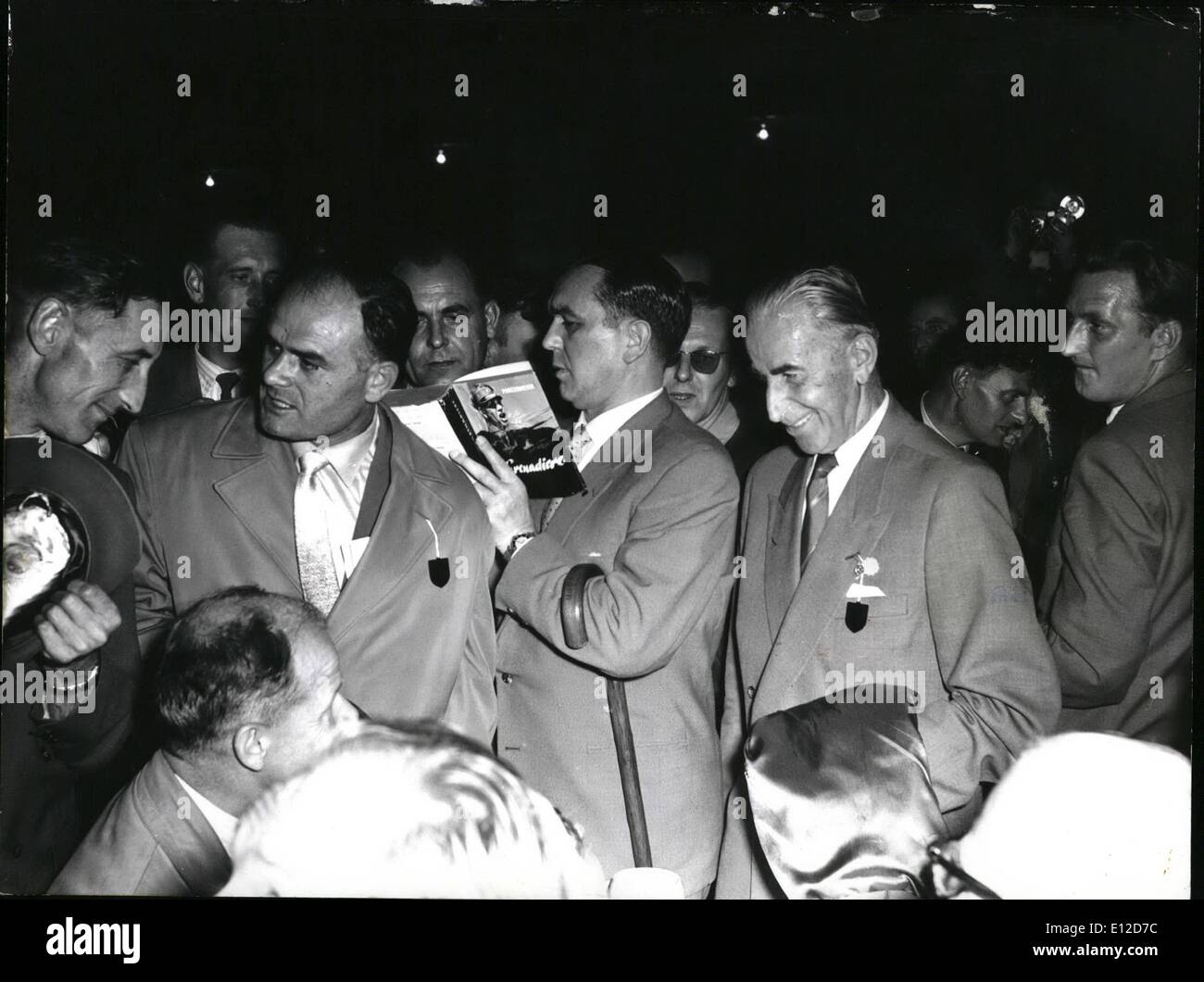 15. Dezember 2011 - waren Autogramme von "Panzer-Meyer '' hoch auf Kurs an der Waffen-SS - Tagung in Karlburg dieses Wochenende. General Kurt Meyer, genannt "Panzer-Meyer", der zweimal von Alliierten Gerichten zum Tode verurteilt wurde, bekam die meisten Jubel von 8000 ehemalige SS-Männer, die an der Sitzung teilgenommen. Hier ist "Panzer-Meyer'' gesehen, ein Autogramm in seinem Buch '' Grenadiere ''. Rechts ist der ehemalige Generaloberst der SS Paul Hauser. Stockfoto