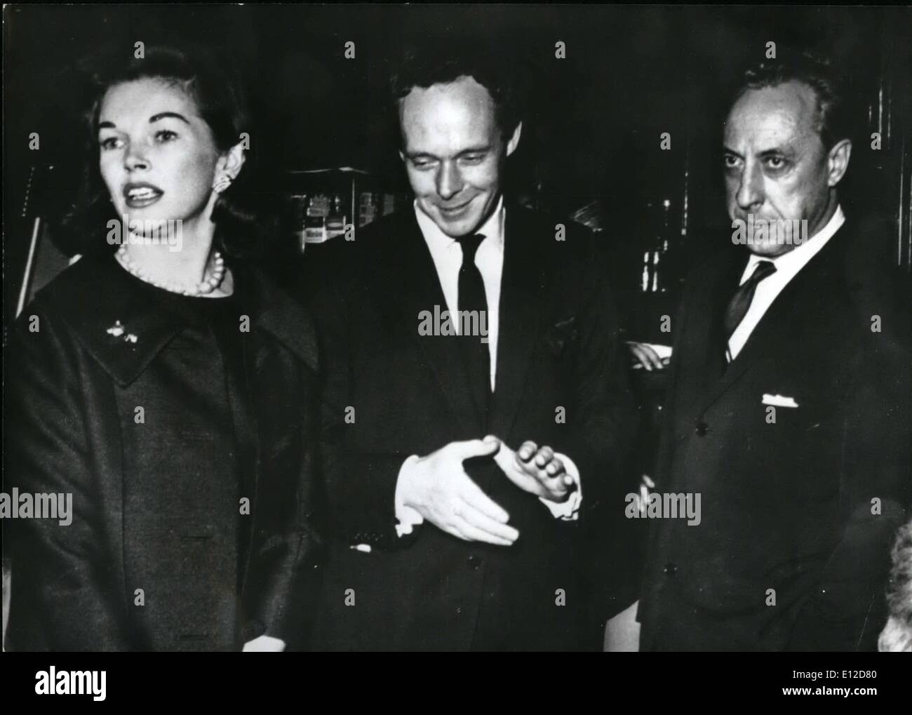 15. Dezember 2011 - Vereinbarung zwischen Dawn Addams und Prinzen Massimo: britische Schauspielerin Dawn Addams und italienischen Ehemann Prinz Vittorio Massino zu einer Einigung über die Erziehung ihres Sohnes Stephana gekommen. Eltern sind seit vier Jahren getrennt, aber Italienisch Gesetze behindern Scheidung. Vereinbarung in einem großen Palast in Nizza stattgefunden hat und sagt, dass Stephana in Italien wird und Reisen zwischen den Eltern aufgeteilt. Foto zeigt Dawn Addams, italienischen Schauspieler-Freund Carolo Gistini und Prinz Vittorio Massino während in Nizza. Stockfoto