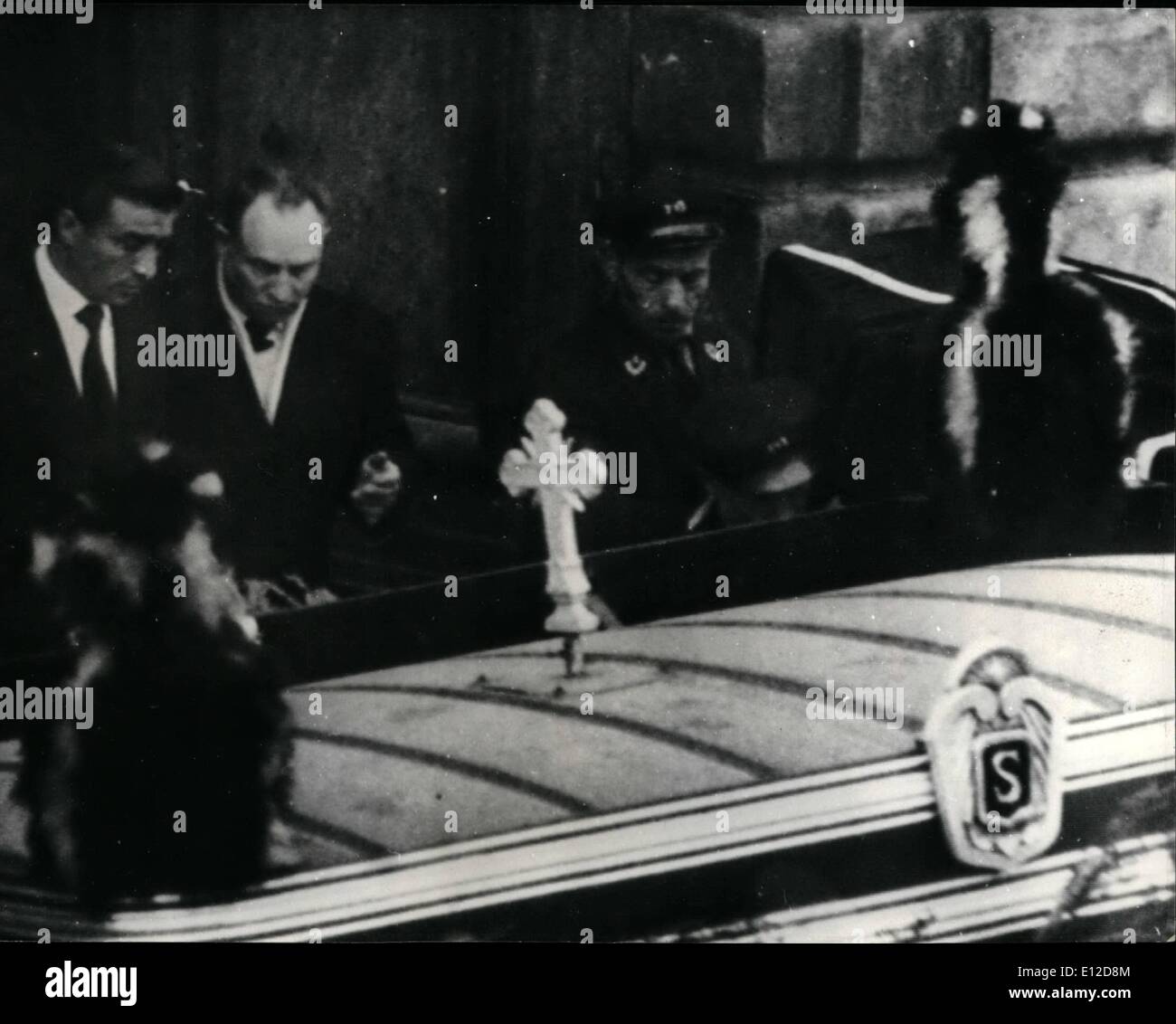 15. Dezember 2011 - berüchtigten Gangster auf Bewährung für Mutters Beerdigung entlassen. Marius Salvati, ein berüchtigten Marseille Gangster, der eine Laufzeit von zehn Jahren dient frei auf Bewährung für drei Tage zur Beerdigung seiner Mutter ist eingestellt. OPS: Salvati (links) schiefen über den Sarg während der Beerdigung heute Morgen. 15. März / 61 Stockfoto