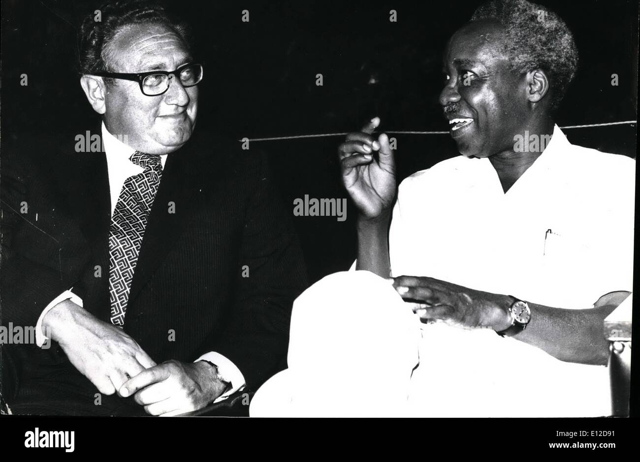 15. Dezember 2011 - SaresSalaam: Dr. Kissinger Gespräche mit Präsident Nyarare bei Statistiken zu Hause. Stockfoto