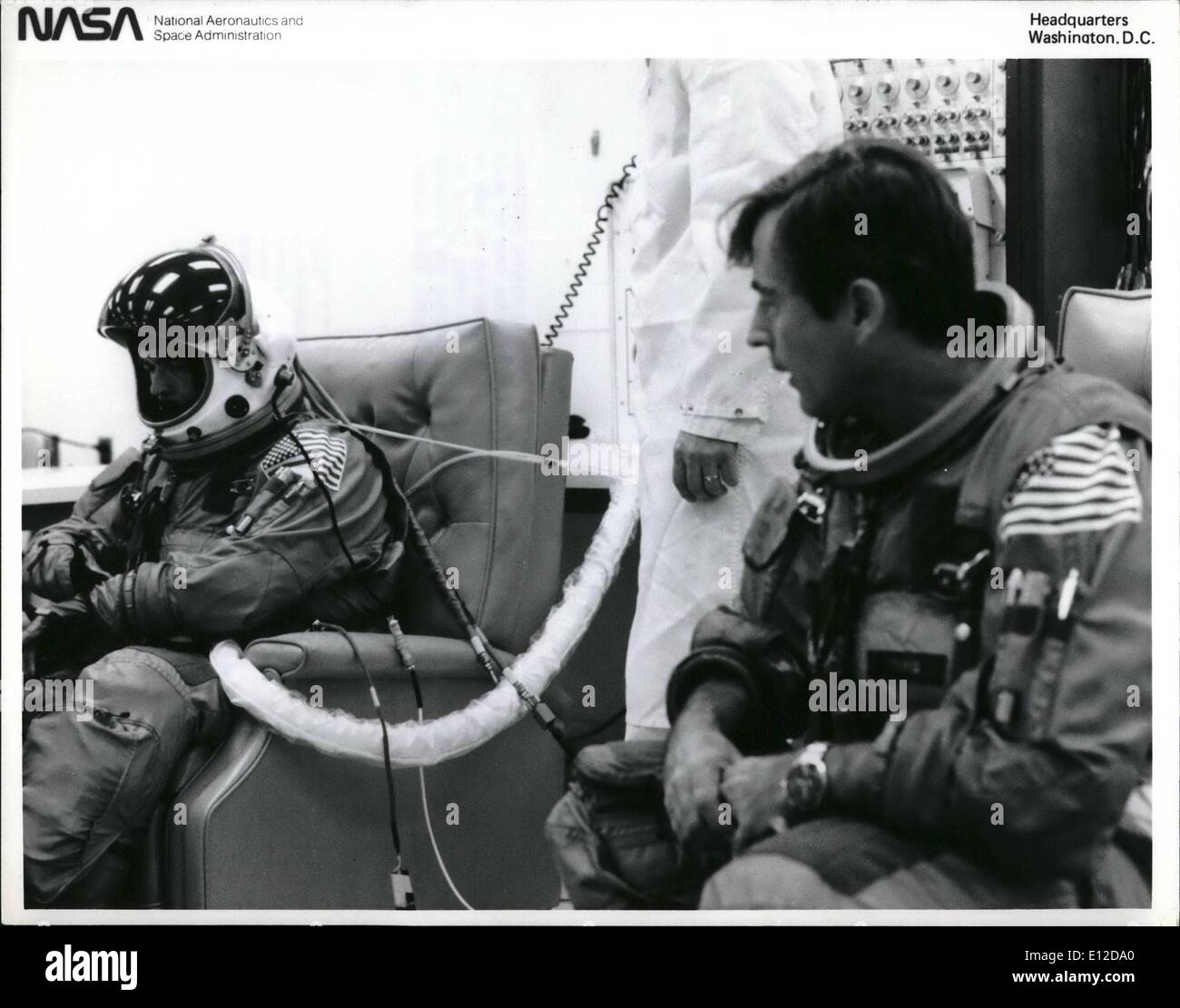 15. Dezember 2011 - KENNEDY SPACE CENTER, Florida -Techniker führen Leck Kontrollen auf Astrronout Krüppel Druckanzug wie Shuttle Cern (rechts) es aussieht. Der Sauger für Druck ",-ist nicht in den passenden Raum der Vorgänge vor dem Abflug der Mannschaft für die Startrampe im letzten Jahrhundert, die Generalprobe vor dem Start. Stockfoto