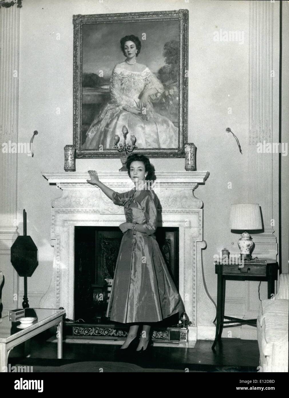 19. Dezember 2011 - fotografiert Lady Mary Baillie-Hamilton in den Salon des Hauses in Tite Street, Chelsea London. Über dem Kaminsims ist ein Portrait, wenn ihre Mutter, die Gräfin Haddington. Sie werden am Tag der Krönung die Königin teilnehmen: Sechs schöne Mädchen, deren Alter von 17 bis 83 reichen, wurden von der Königin ausgewählt, um ihren Hofdamen bei der Krönungszeremonie zu werden. Königin Victoria Präzedenzfall, wenn sie gekrönt wurde. Maids Of Honour anstelle der üblichen Seiten trug ihren Zug. Die Mädchen werden von Mary, Herzogin von Devonshire, Herrin der Gewänder der Königin ausgebildet. Stockfoto