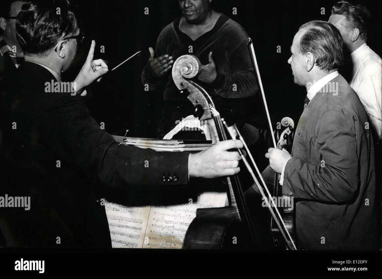 15. Dezember 2011 - dirigiert farbigen Magier der Leitung das Orchester des Bayerischen Rundfunks. Dean Dixon dirigiert das Orchester des Bayerischen Rundfunks (11. April 1957) heute und morgen in München Herkules Saal. Das Programm besteht aus 5 Symphonie von Sibelius, die tragische Ouvertüre von Brahms, Klavier-Konzert-Nr. 1 von Beethoven und die Burleske für Klavier und Orchester von Richard Strauss. Stockfoto