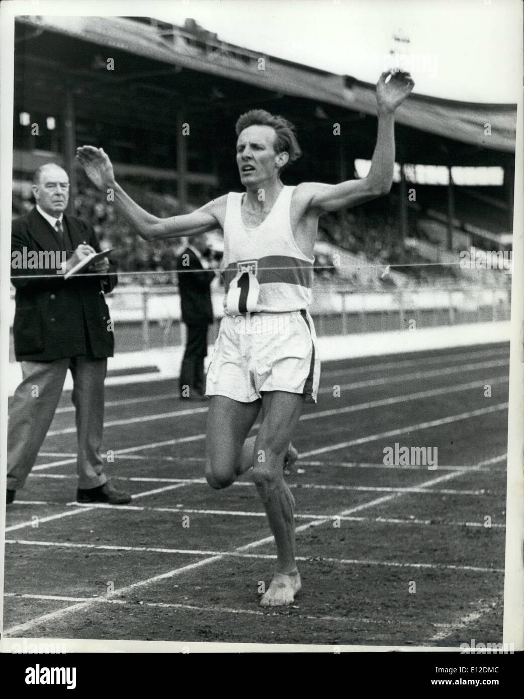 19. Dezember 2011 - wirft Tulloh gewinnt White City drei Meilen barfuß Bruce TRulloh seine Arme, als er die Theww Meilen Veranstaltung von der Amateur Athletic Association Championships im White City Stadium, London, Juli 13 gewinnt. Tulloh betrug 13 Minuten 23,8 Sekunden. Stockfoto
