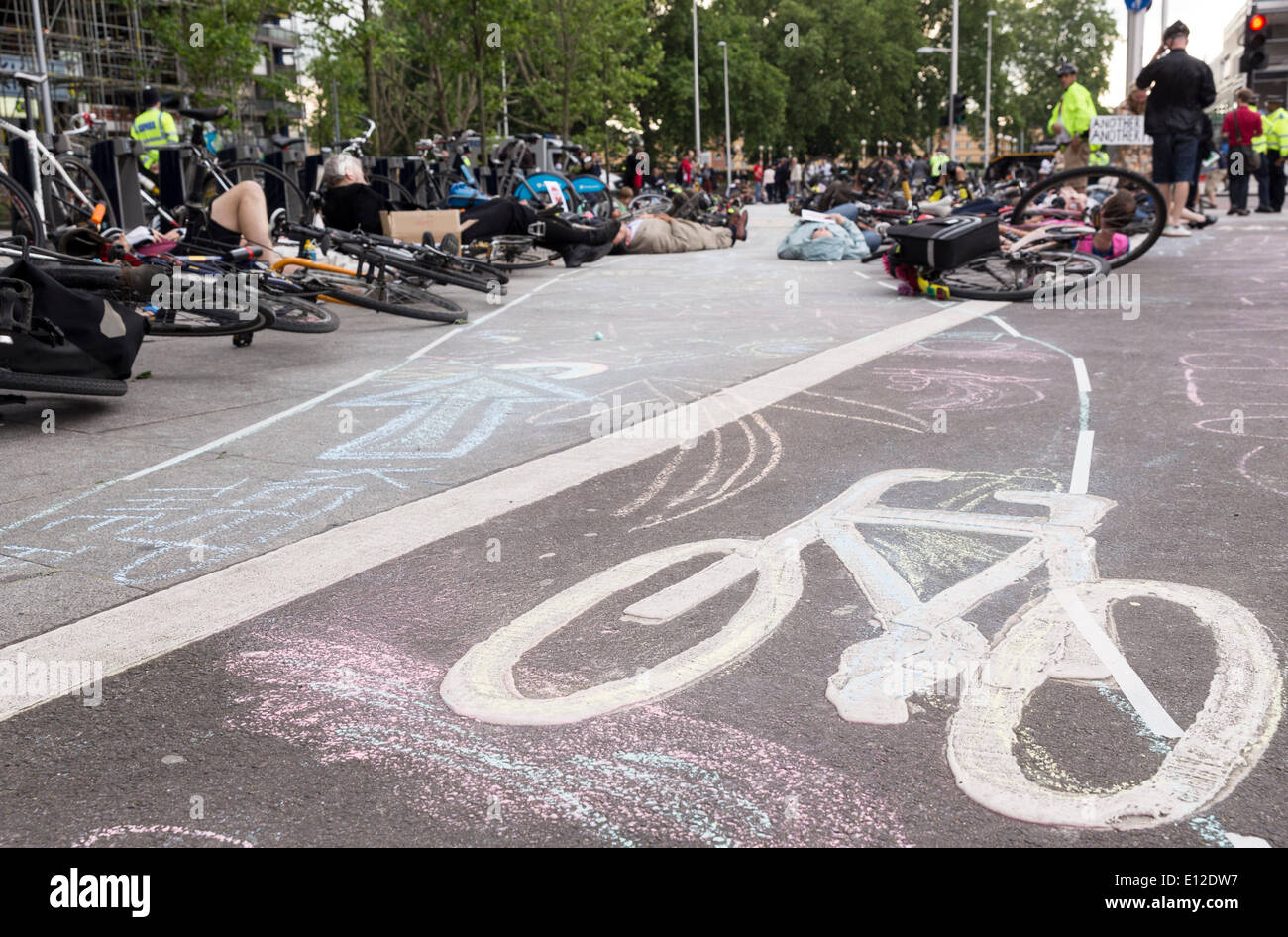 London, UK. 21. Mai 2014. Eine Masse "Zyklus die-in" erfolgt bei Elefanten & Burg, in Erinnerung an den 47 Jahre alten Radfahrer bei LKW-Kollision am Dienstag, 13. Mai 2014 getötet. Radfahrer protestieren um zu drängen, Southwark Rat und TfL installieren Notfall geschützten Umgehungsstraßen an gefährlichen Kreuzungen wie der Elefant, zeichnen mit Kreide den geschützten Fahrradweg, den sie stellen installiert werden. Bildnachweis: Cecilia Colussi/Alamy Live-Nachrichten Stockfoto