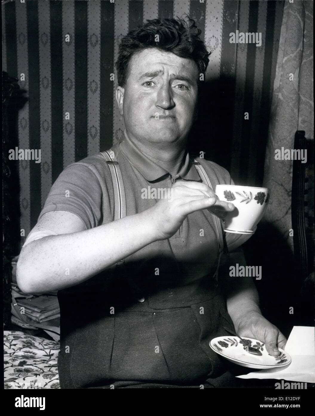 15. Dezember 2011 - BRENDAN BILAN geht in den Untergrund - er hat sich verändert Mann - SO er sagt! Fulminanter, Bier-liebenden irischer Dramatiker, Brendan Behan, verschwand vor kurzem in Dublin und ging in den Untergrund, weil ha sagte, er wolle ins training für seinen bevorstehenden Besuch in New York für die Broadway-Produktion seines Stückes '' The Hostage'' und zum Schluss seines neuesten Stückes '' Richard Cork Bein '' basiert auf den Tod und die Beerdigung einer Dame von e-Sy Tugend Stockfoto