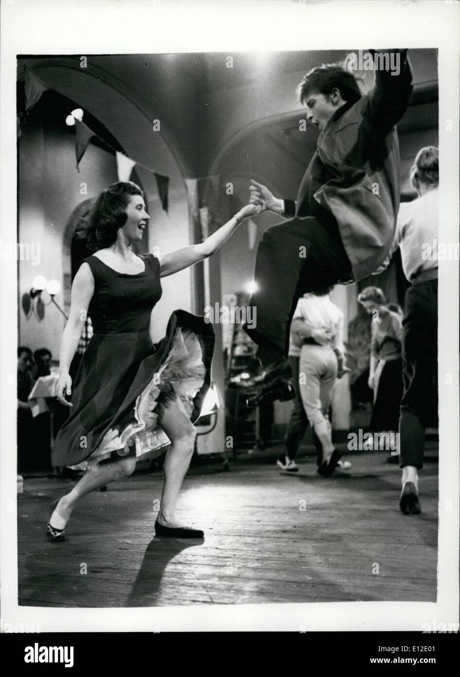 15. Dezember 2011 - hat moderne Jugend seine Füße fest auf dem Boden außer beim jiving. Akrobatische Lufttanz Sequenz im Jive erfolgt durch jungen Schauspielern Vicky Marshal und Joe Phillips, wer im Schauplatz schwerer Vorwurf angezeigt. D.G.M. Eros Film Elstree mit Cliff Richards, Andrew Ray, Anthony Quayle und Sarah Churchill unternommen werden. Stockfoto