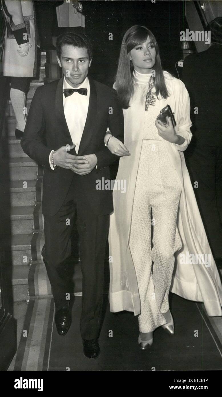 15. Dezember 2011 - Foto zeigt Francoise hardy, weiße Hosen und einen weißen Umhang mit ihrem Verlobten, der Presse Fotograf Jean Marie perier, Sohn des berühmten Schauspielers Francois perier abgebildet. Stockfoto