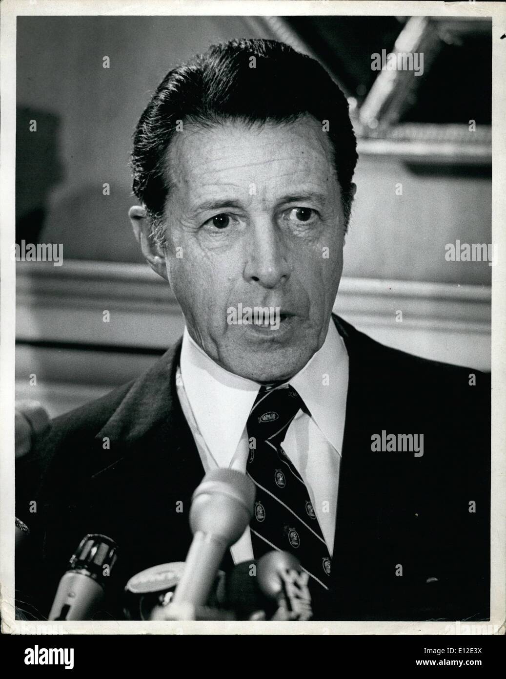 20. Dezember 2011 - April 1982 New York City. Die Vereinigten Staaten US-Verteidigungsminister Caspar Weinberger hielt eine Pressekonferenz während einer seiner vielen Reisen nach New York. OPS: Dr. Weinberger während seiner Pressekonferenz. Stockfoto