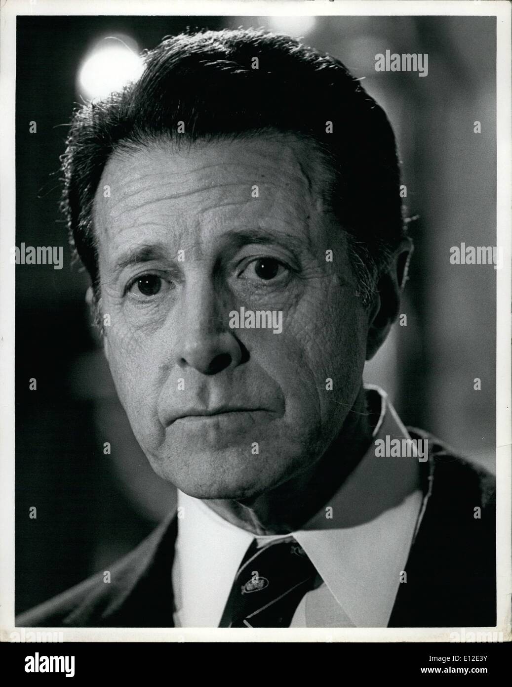 20. Dezember 2011 - April 1982 New York City. Die Vereinigten Staaten US-Verteidigungsminister Caspar Weinberger hielt eine Pressekonferenz während einer seiner vielen Reisen nach New York. OPS: Dr. Weinberger während seiner Pressekonferenz. Stockfoto
