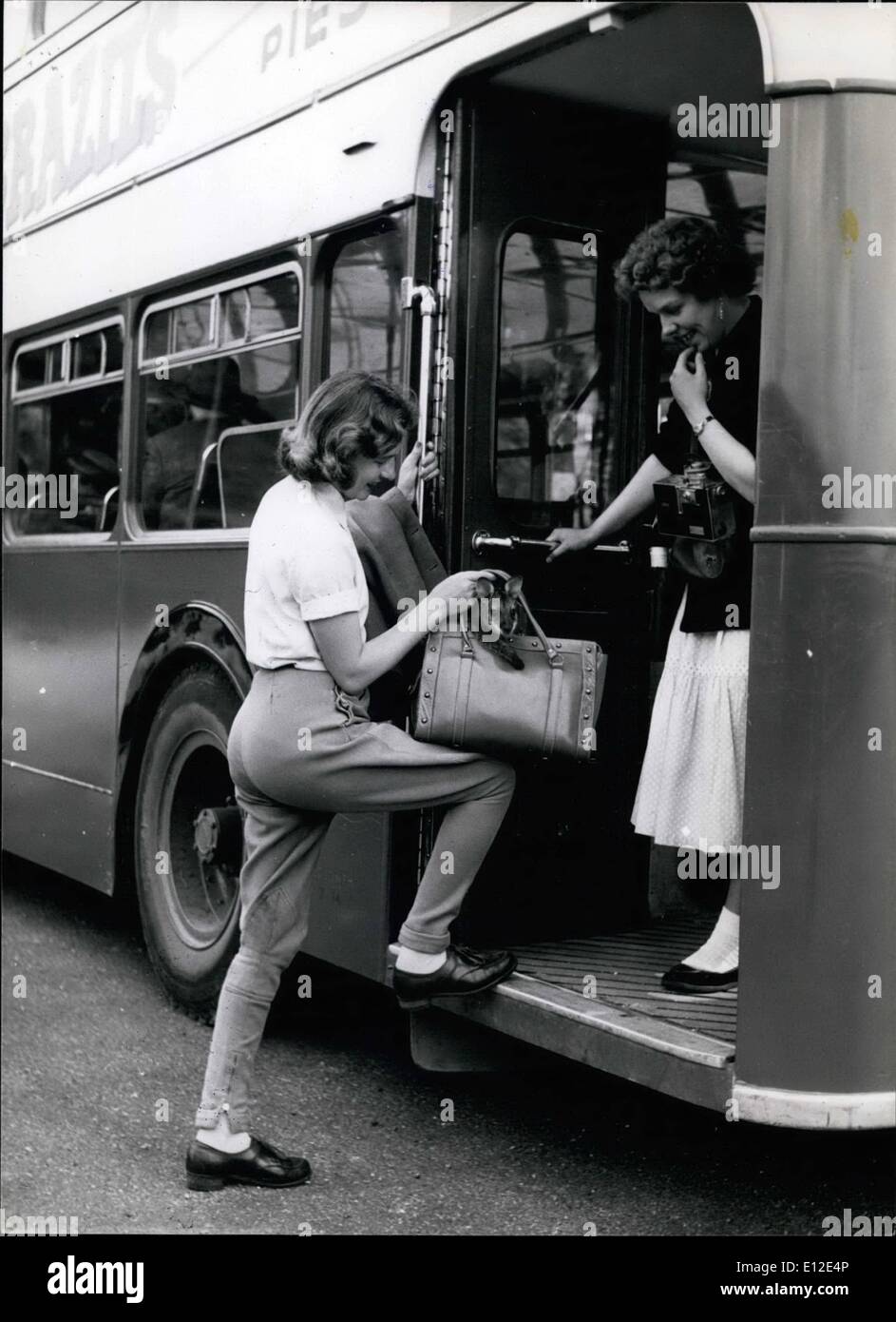 20. Dezember 2011 - jeden Abend Miss Gillian Impey nimmt Penny nach Hause mit Reiher des Bus und die Dirigentin freut sich immer, sie zu sehen. Stockfoto