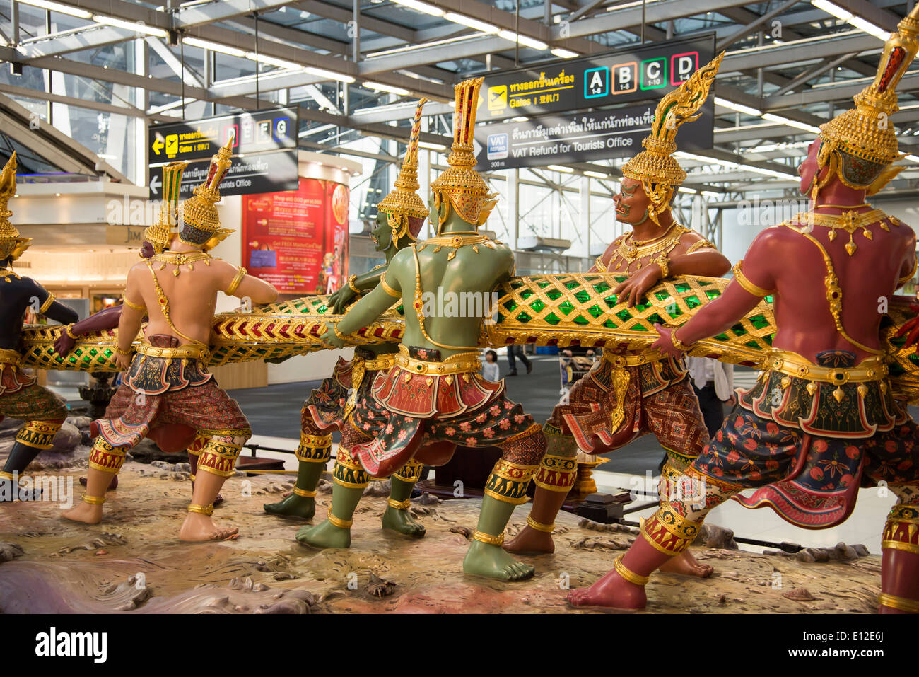 Traditionelle Thai Tänzer im Abflugbereich des Suvarnabhumi Airport Bangkok Thailand Stockfoto