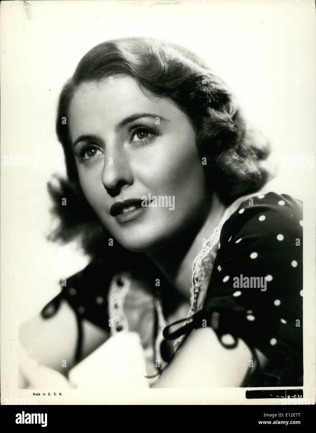 15. Dezember 2011 - mit Robert Taylor, leitet Barbara Stanwyck die Besetzung von '' This ist meine Angelegenheit,'' jetzt vor den Kameras im 20. Jahrhundert-Fuchs-Studios. Die beiden Co-star in einem Geheimnis und Abenteuer Bild basierend auf eine ursprüngliche Geschichte Thema von Zanuck, Produktionschef des Studios. Stockfoto