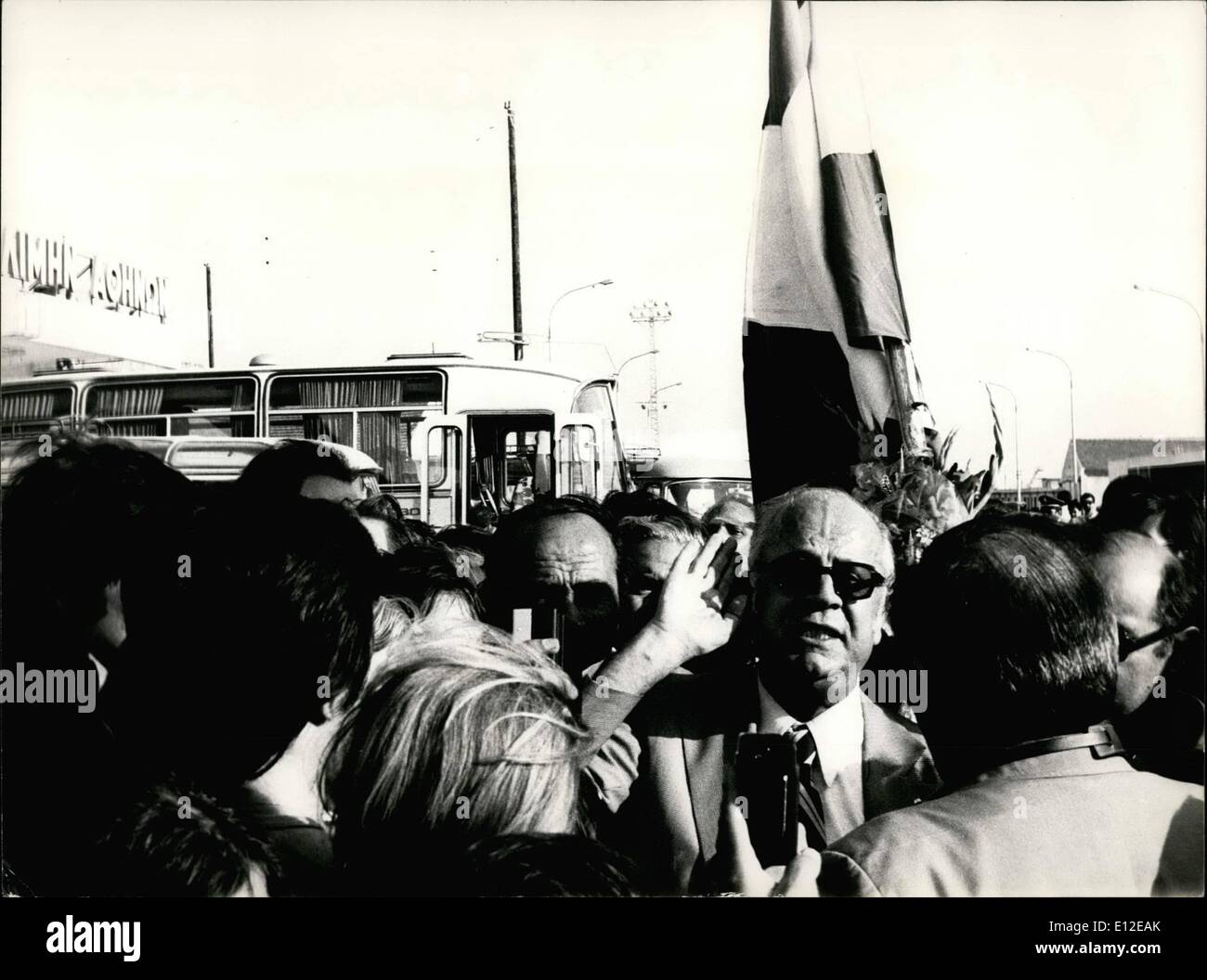 16. Dezember 2011 - ehemalige griechische Kabinettsminister und prominente Exil Führer, John Zighdis Rückkehr in die Heimat. OPS: John Zigdis Ankunft am Flughafen von Athen. Stockfoto