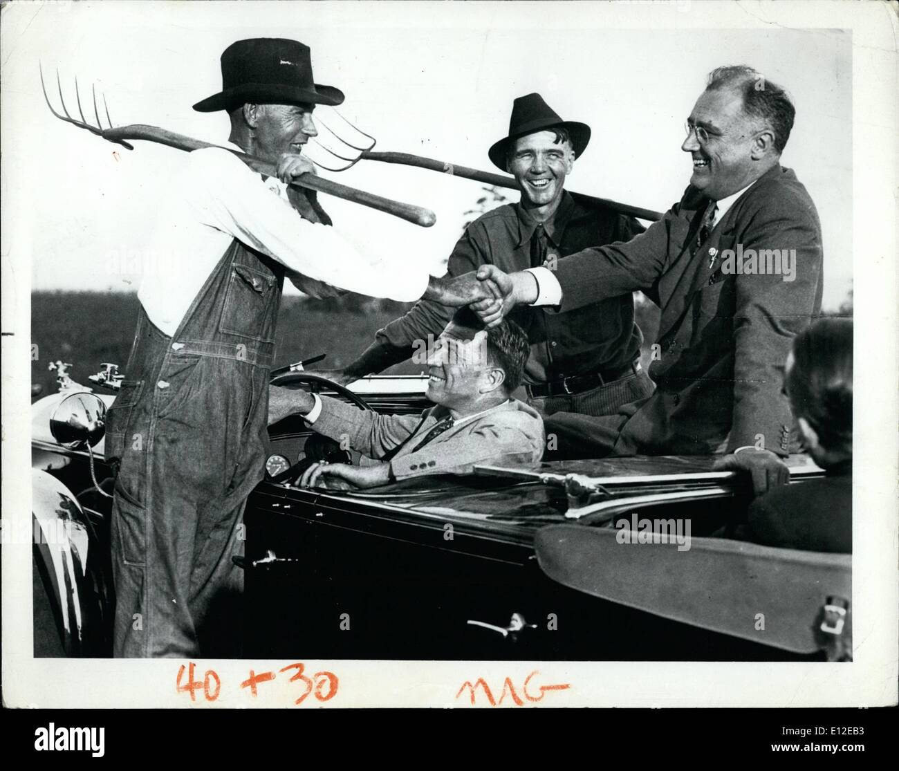 16. Dezember 2011 - erlaubt das Aufkommen der Auto-Karawane Kandidaten noch näher an den Menschen. Roosevelt und zwei Georgien Bauern sind alle Lächeln bei einem Treffen im Jahr 1932. Roosevelt, ein entfernter Verwandter von Theodore, gewann vier Semester - ein Rekord. Stockfoto