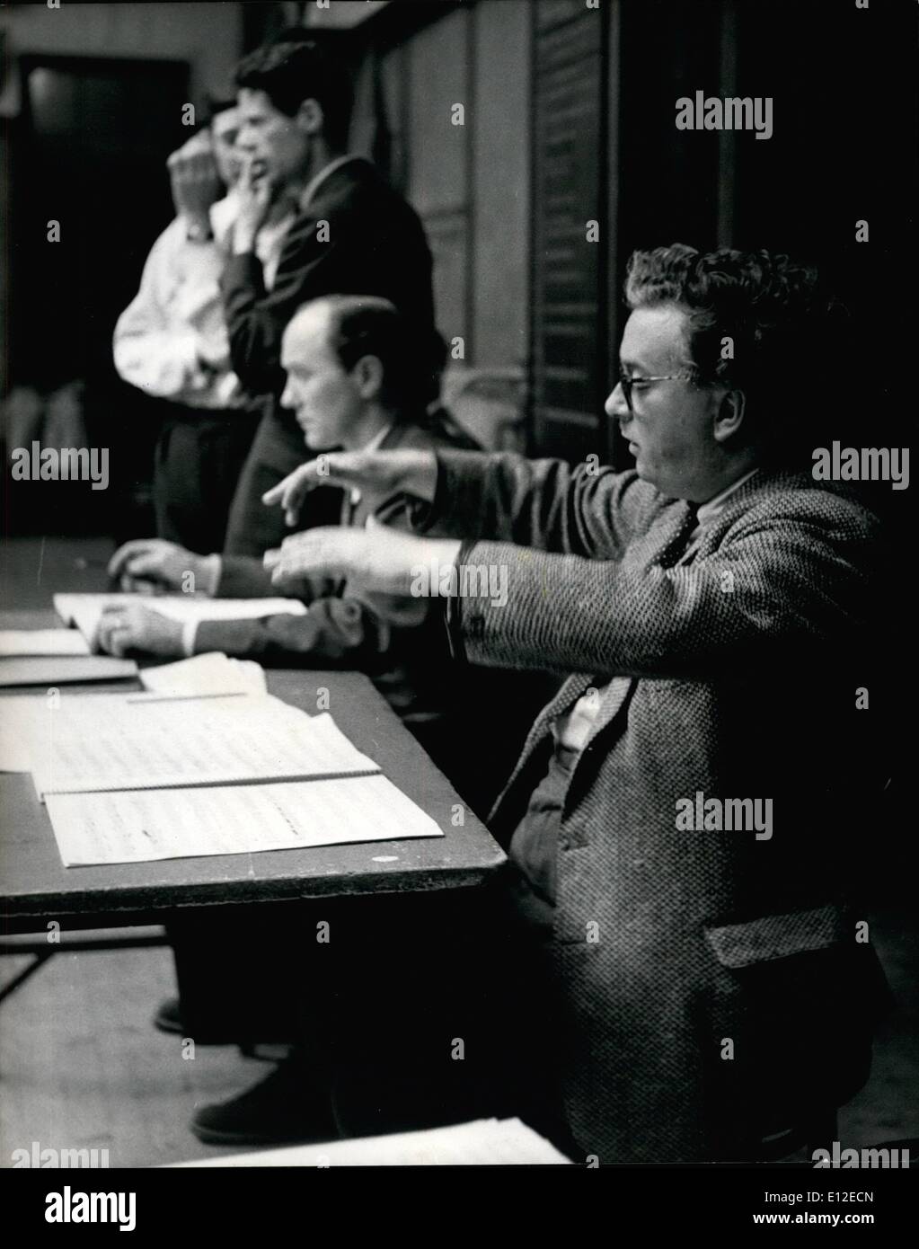 20. Dezember 2011 - Gloriana die Krönung-Oper vor der Königin durchgeführt. In einem brillant dekorierten und verpackten Covent Garden Opera House, HM The Queen sah die erste Aufführung von Gloriana, die Oper, die Krönung zu feiern und den Umgang mit der zweiten Periode des Lebens der Königin Elizabeth ich. Die Musik stammt von Benjamin Britten und das Libretto von William Plomer. Durch Joan Cross und das Esses von Peter Pears spielte die Rolle der Queen Elizabeth. Die Oper wurde von Basil Coleman und die schöne Landschaft und Kostüme sind von John Piper. Stockfoto