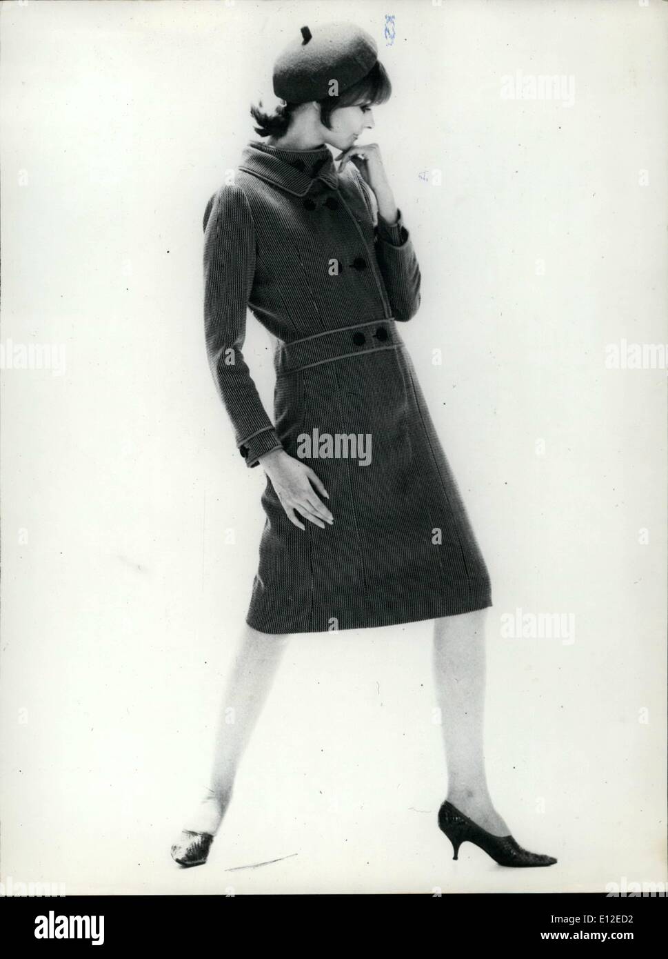 20. Dezember 2011 - Herbst-Winter Kollektion OPS. 6 '' Rafales'' Kleid in schwarz / weiß Tarcryl von Leonard, skizziert in rot und mit Doppel-Kragen. (Erwähnung des Designers Louis PERAUD Ouligatory bitte Obserre veröffentlicht Datum 1. September. Stockfoto