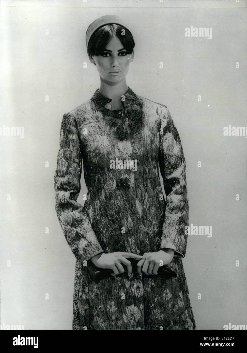 20. Dezember 2011 - Herbst-Winter-Kollektion - OPS:-Amethyst locker montiert Abend Mantel aus Seide, Tralne de Staron dachte in China blau, schwarz, Pink und Gold (Erwähnung des Designers Trable ist obligatorisch - Bitte beachten Sie release-Datum. 1. September Stockfoto