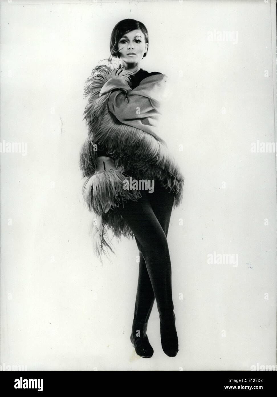 20. Dezember 2011 - Herbst-Winter Kollektion 1964/1965 OPS: - 6 einen großen Schal Türkis Organza luxuriös gesäumt mit Türkis und Violst südafrikanischen Strauß Federn, über schwarzem Jersey Strumpfhosen von Jacques Griffe (Erwähnung obligatorisch) getragen Stockfoto