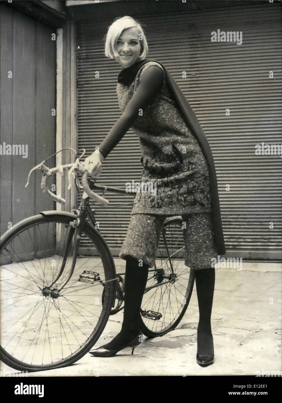 20. Dezember 2011 - Paris-Herbst-Modenschau. Kleid-Designer Michel Tellin präsentierte heute Nachmittag seine Herbst-Kollektion in Paris. OPS: Dieses charmante Radfahrer trägt eine Kleid-Hose aus weißen und schwarzen Tweed; mit Stickereien auf der Hose. Keystone Stockfoto