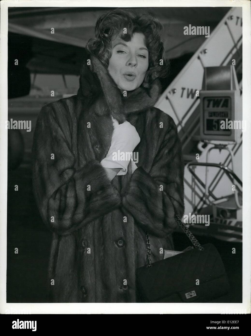 20. Dezember 2011 - Idlewild Airport, N.Y., 7 Nov. - Suzy Parker bereit für heute Morgen Regen Wetter, kam, als sie hier ankam Stockfoto