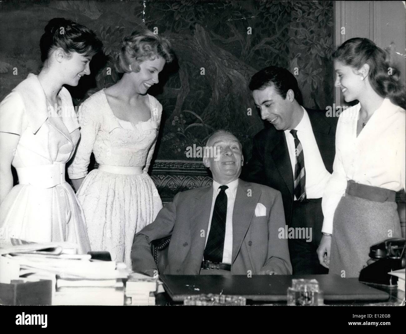 16. Dezember 2011 - Engagement in Sicht? M.De Boisanger, oberster Verwalter von der Comedie Francaise, erhielt heute die vier Gewinner der jährlichen dramatischen Schülerwettbewerb. Um ihn herum sind von links nach rechts: Francine Berger (1. Preis für KCR Tragödie); Nicole Merouze (erste an der klassischen und modernen Komödie); Jean-Laurent Cochet (erster Preis des klassischen und modernen Komödie Männer) und Danielle Volle (erster Preis KCR Tragödie) Stockfoto