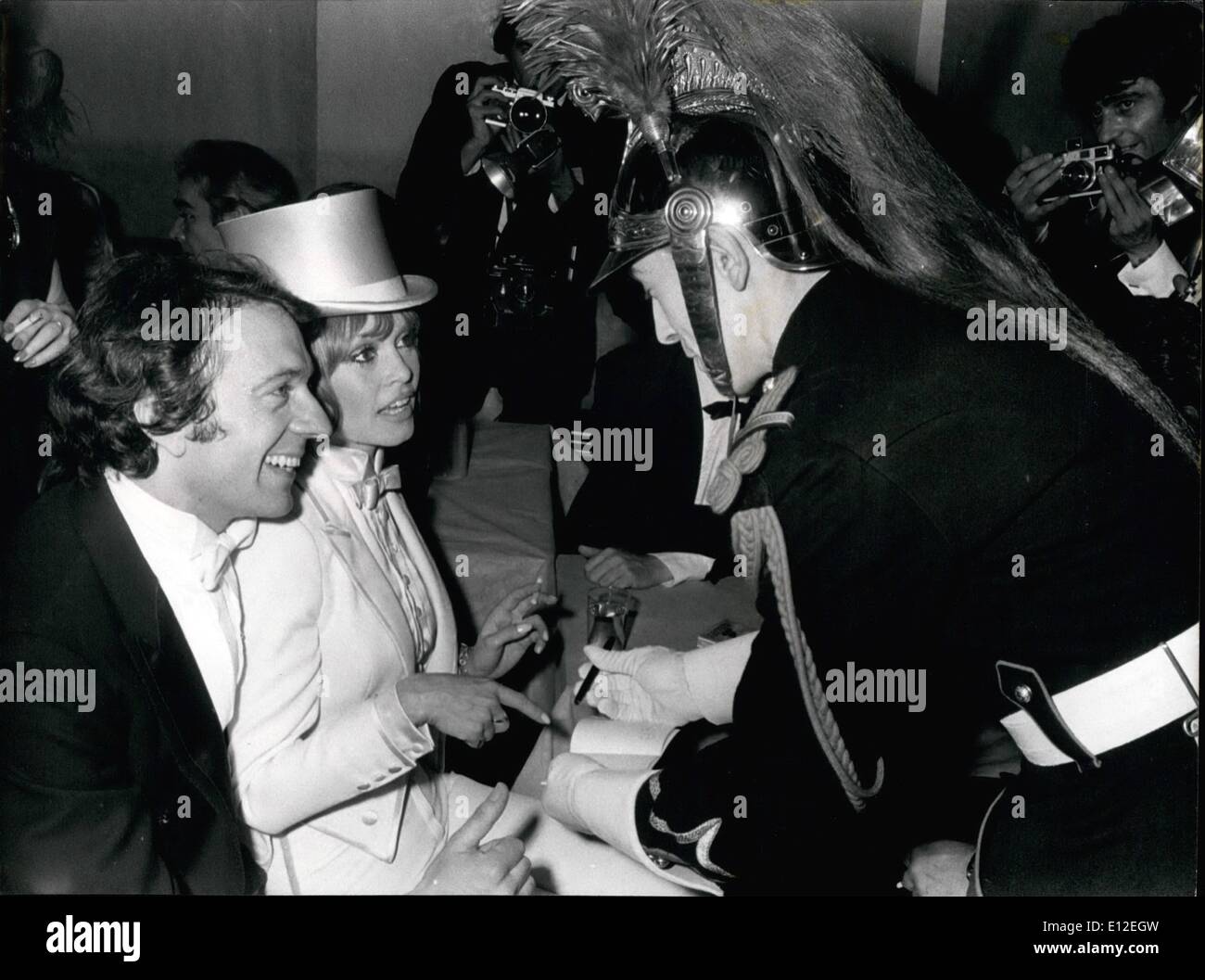 16. Dezember 2011 - Modell des Sports Le Tout Paris Au 37eme Gala De l ' Union Des Artistes. Le Tout Paris Assistait, Hier Soir Au 37 Eme Gala organisieren Par l ' Union Des Artistes Au Profit De Ses Oeuvres. De Nomreuses Vedetttes Ont Prete Leur Concours Benevgle A CE-Gala De Beinfaisance. NPM: Jean Pierre Cassel et Brigitee Bardot Signant des Authographes A Un Republikanische Garde. Stockfoto