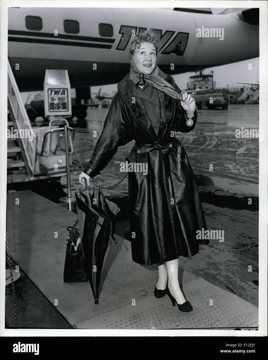 21. Dezember 2011 - zur sofortigen Veröffentlichung: Idlewild Airport, N.Y., Febr 27th--Dody Goodman, umstrittene Komödiantin auf der NBC Jack Paar Show verlässt Stormy New York an Bord einer TWA Jet-Stream nach Los Angeles, wo sie wird einen tv-Gastauftritt in der Eddie Fisher Show zu tun. Stockfoto