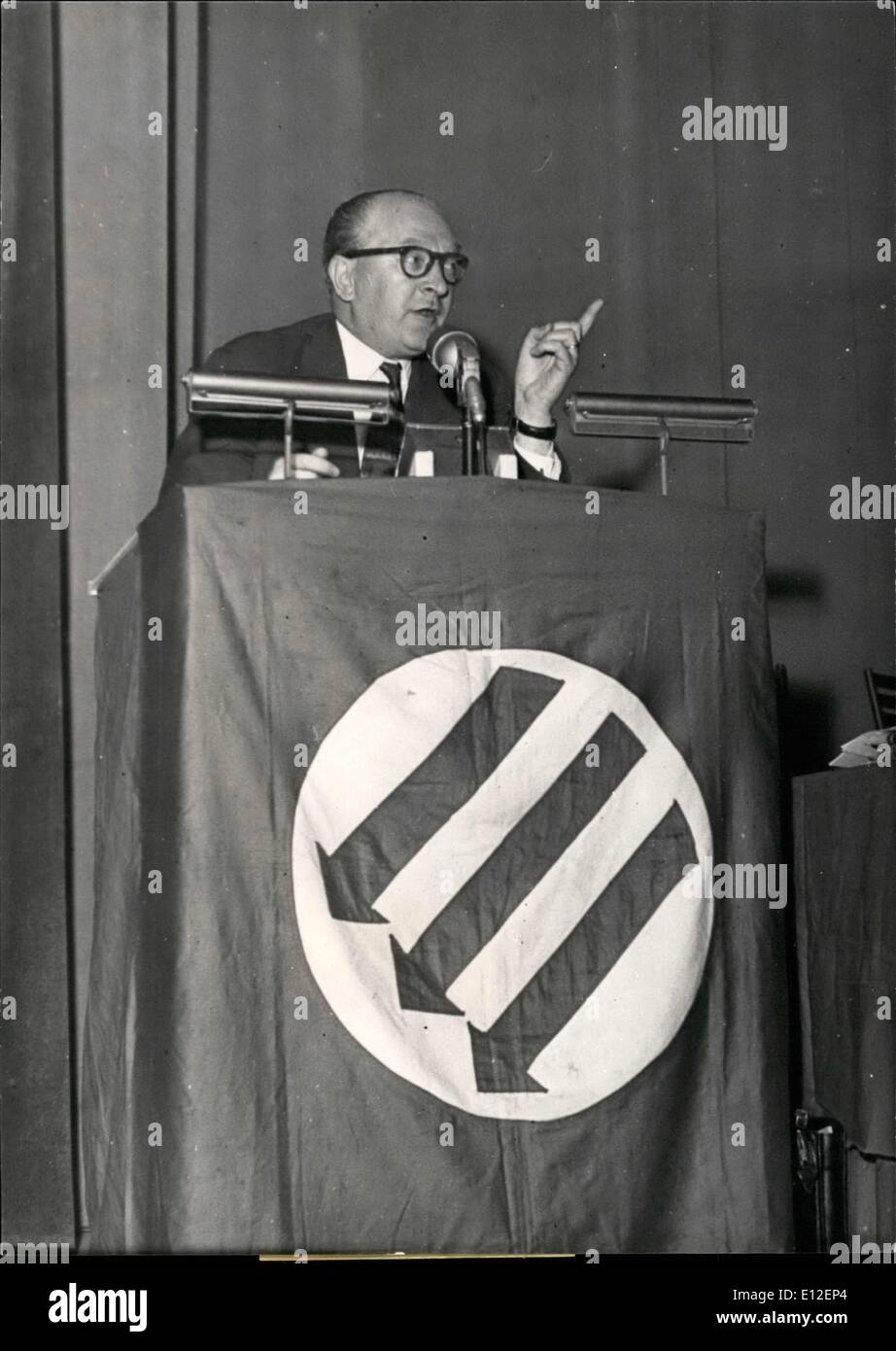 21. Dezember 2011 - französische Sozialisten diskutieren '' Ja '' oder '' Nein: sozialistische Kongress in Paris - der Nationalkongress der Sozialistischen Partei Frankreichs eröffnet heute in Paris eröffnet. Das Hauptthema der Gespräche ist die Fortncoming Verfassung Volksabstimmung. OPS: Socialiste Leader Guy Mollet anlässlich der Eröffnung der Sitzung heute Morgen. Stockfoto