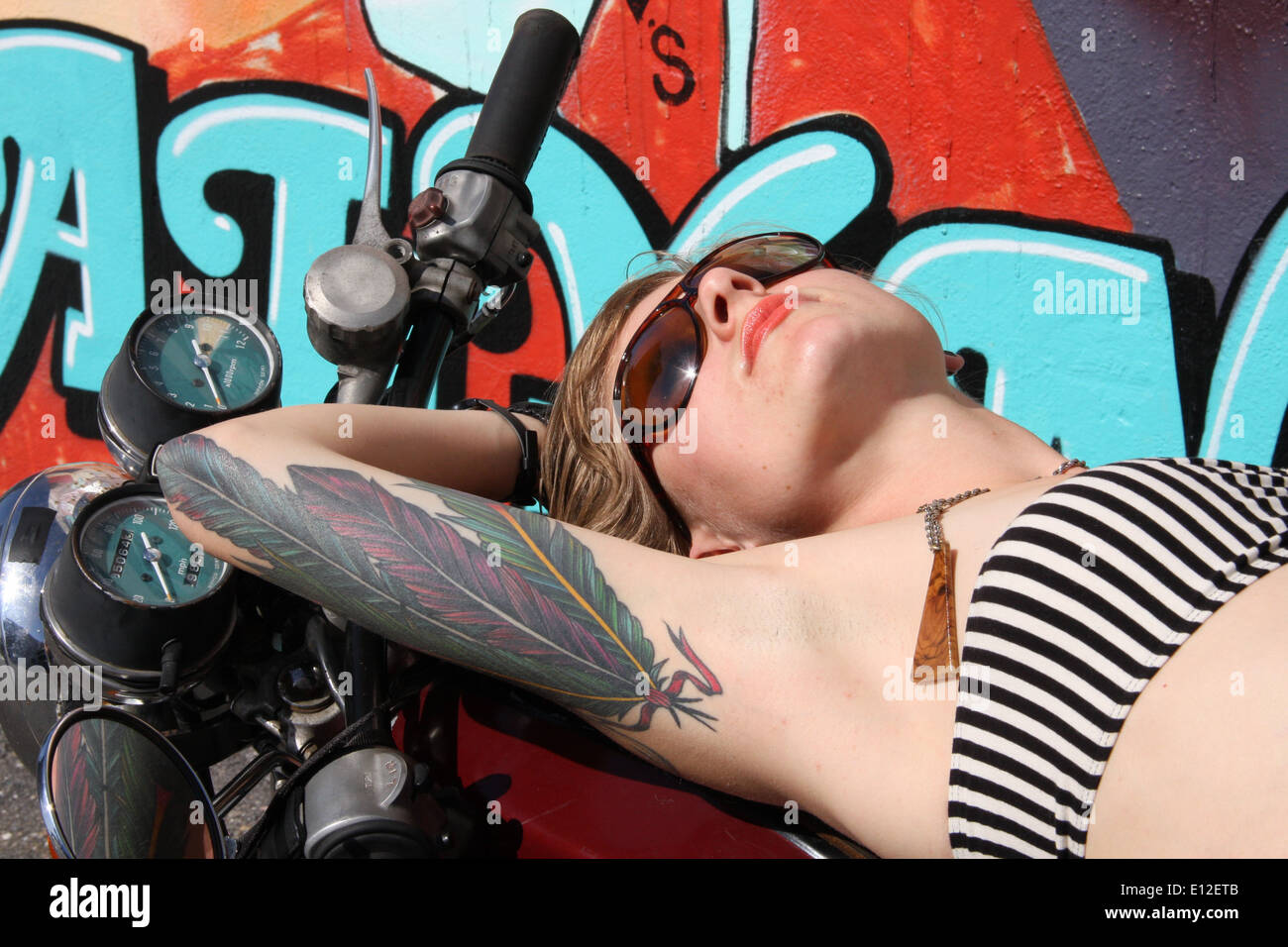 Motorrad-schicke Freiheit Tattoo sonnige Mode Graffiti Federn Sonnenbrille Badeanzug Makro weiße Farbe Stockfoto