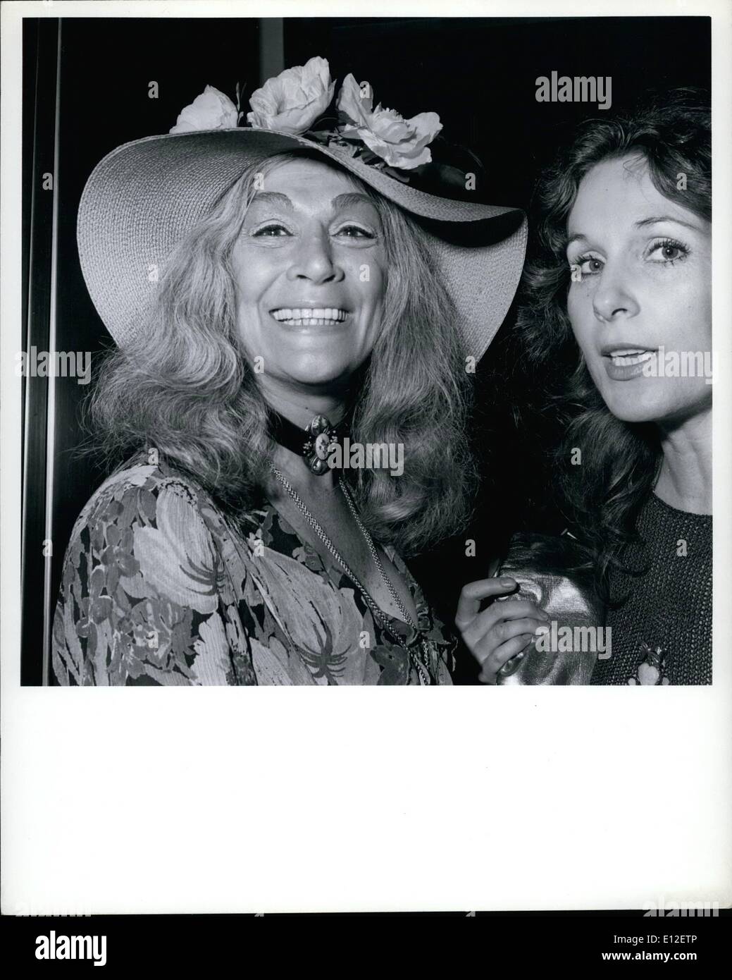 21. Dezember 2011 - Schauspielerin Sylvia Miles (Midnight Cowboy, Warhol) und Schweizer Schauspielerin Linda Geiser (Pfandleiher, die Nacht sie überfiel Minsky) Stockfoto