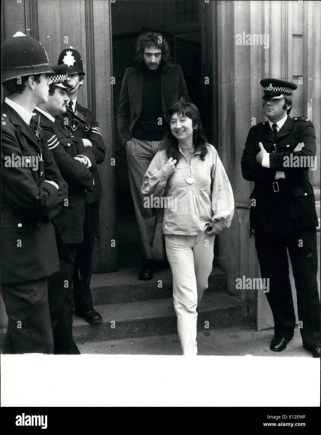 21. Dezember 2011 - Gebühren Yana Mintoff mit dumping Pferdemist über Abgeordnete im House Of Commons. Miss Yana Mintoff die 26-jährige Tochter der Premierminister von Malta, erschien am Bow Street Gericht angeklagt heute fallen drei Taschen von Pferdemist aus der öffentlichen Galerie der Allmende verweilt MPs diskutierten Scottish Home Rule. Sie platzen auf dem Boden und Bänke, und der Inhalt spritzte unter MPs. Begleiter erfaßten Miss Mintoff und ein Mann und Frosch marschierten aus der Kammer Stockfoto