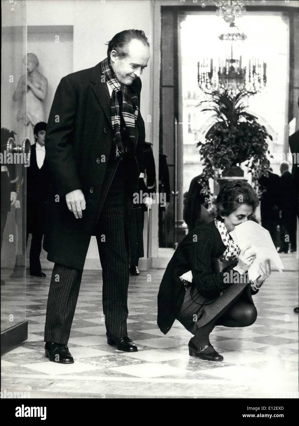 21. Dezember 2011 - Conseil Des Ministres. CE matin eine Eu Lieu le Conseil des Ministres. L ' ordre du Jour Portrait Sur l'avortement. NPM: Mme Francoise Giroud (a la Zustand Femine Secretaire d ' Etat) Ayant Laisse Tomber un Dossier, M. Sauvagnargues s' Approche d'elle Afin de l'aider ein Reunir ses Feuilles. Stockfoto