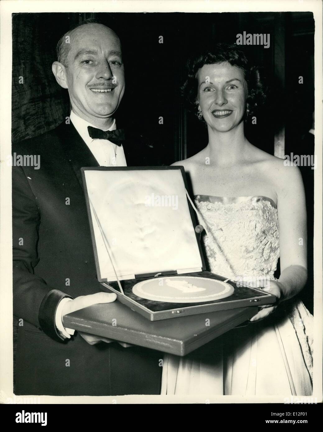 21. Dezember 2011 im Bild - Alec Guinness, gesehen hält die Auszeichnung, die er im Auftrag von 77 - jährige Katie Johnson, akzeptiert der beste britische Schauspielerin für ihre Leistung in "The Ladykillers'' - gesehen mit Betsy Blair, der als beste ausländische Schauspielerin für ihre Rolle in"Marty"gewählt wurde gewählt wurde - am Odeon, heute Abend, im Anschluss an die Vorträge. Stockfoto