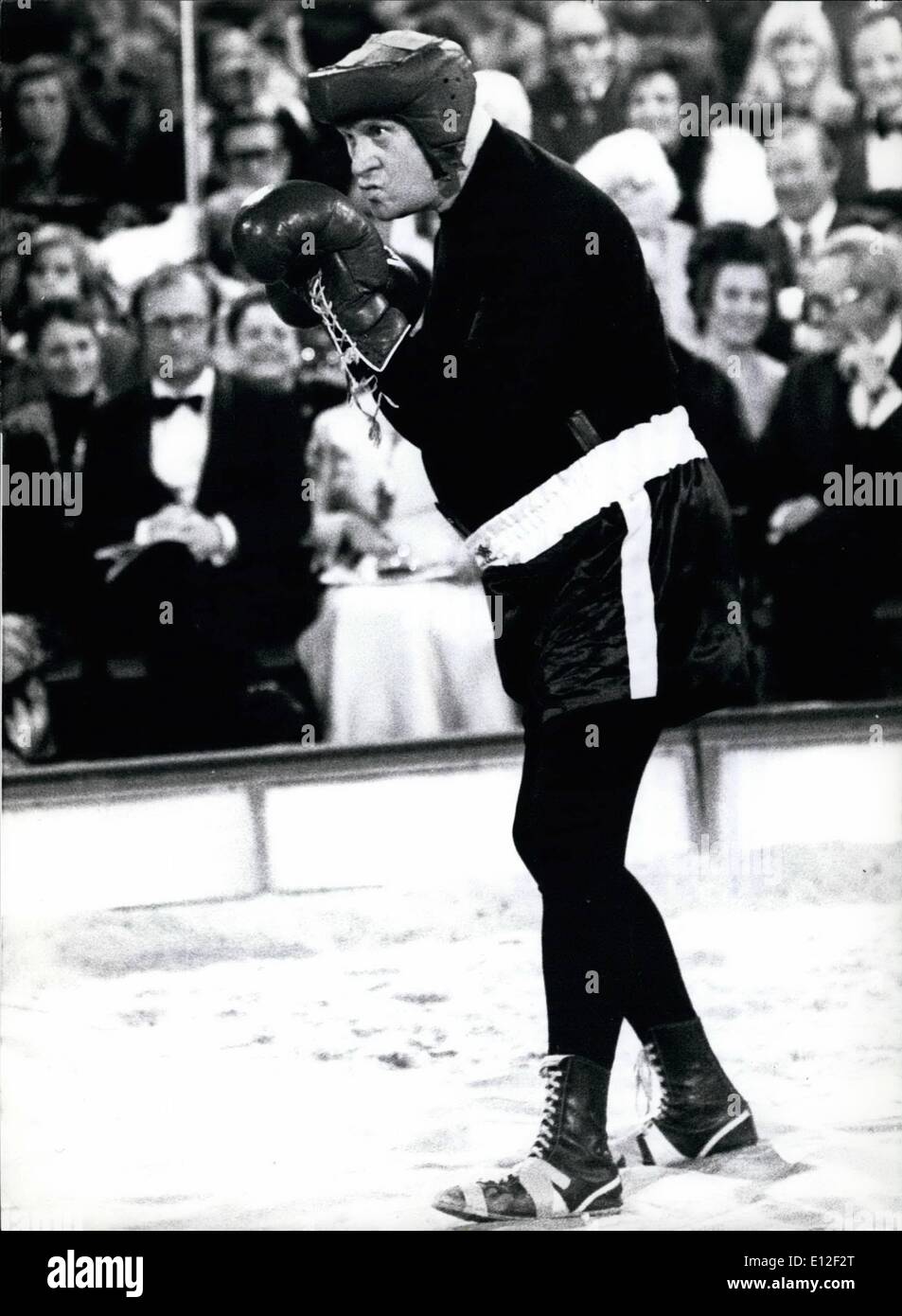 21. Dezember 2011 - Benefiz-Veranstaltung '' Stars in der Manege '' In München: Jedes Jahr für eine Nacht, viele prominente deutsche Künstler Turn out um zu Zirkus Entertainer zu werden. Bei der traditionellen Benefiz-Veranstaltung "Stars in der Manege '' fungieren Schauspieler, Sänger und TV-Stars als Clowns, Dompteure oder sogar Akrobaten, ohne ein Gehalt. Auch in diesem Jahr die Leistung des Circus Krone in München war ein großer Erfolg, und viel Geld wurde für den Bau eines Hauses für gealterte Schauspieler und Journalisten erhalten. Ein großes Gelächter besuchte das sehr lustige Aussehen der Schauspieler Gert Frobe als Boxer. Stockfoto