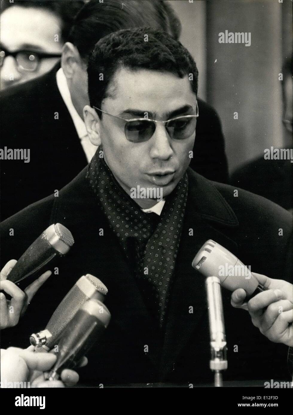 21. Dezember 2011 - Algerien Le Ministre des Affaires Etrangeres ein Paris: Herr Mohamed Khemisti, mehrer Algerien des Affaires Estrangeres est ankommen Ve matin ein Orly. Herr Khemisti, Qui Compte Ester Quatre Ou Cino Jours a Paris, Sera Recu par Herr Couve de Murville et Herr Joxe. Le Ministre Algerien Doit Sentertenir Aves Les Ministres Francais des häufigst veröffentlicht a la Zusammenarbeit Franco Algerienne prevue Par Les Accords Devian. NPM/Herr Mohamed Khemisti einen Sohn kommt ein Orly Repond Aux Fragen des Journalistes. Stockfoto