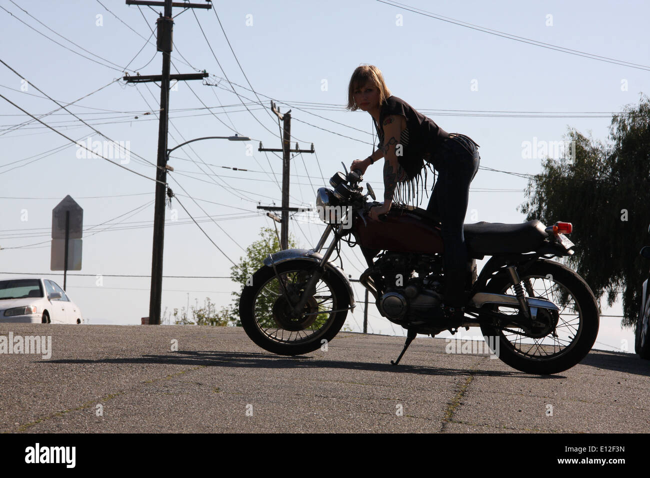 Motorrad schicke Freiheit öffnen Sie Straße Feminismus Ermächtigung sonnigen California Silhouette Sonne heftige lokale Nachbarschaft Frauenpower Stockfoto