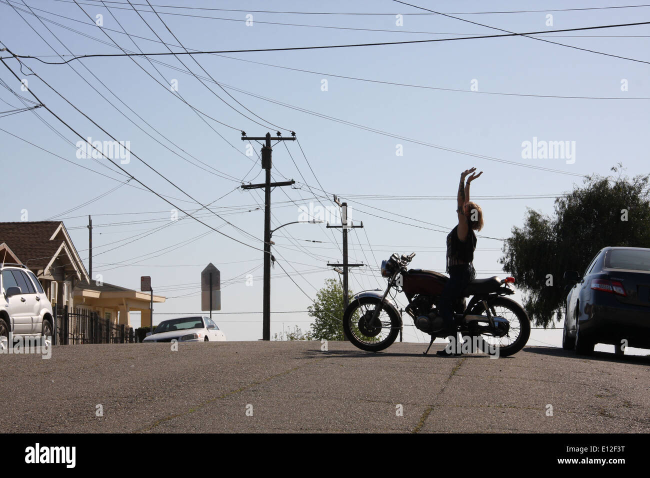 Motorrad schicke Freiheit öffnen Sie Straße Feminismus Ermächtigung sonnigen Kalifornien Silhouette Sonne Stadtbild Nachbarschaft Frauenpower Stockfoto
