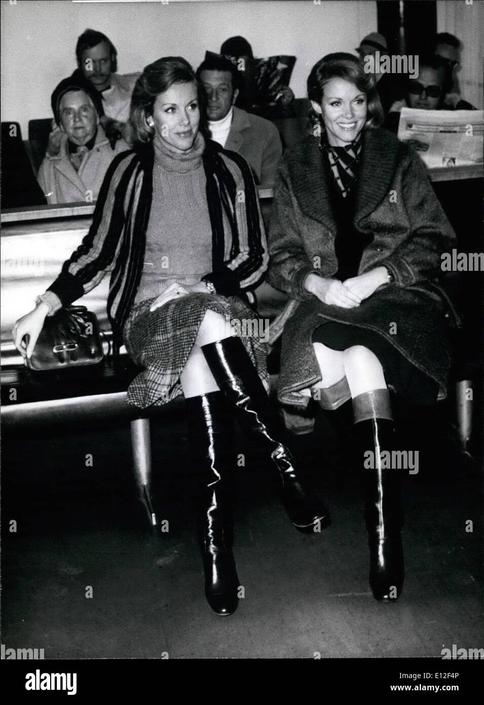 21. Dezember 2011 - Alice und Ellen Kessler ging vor Gericht: die berühmte Show-Zwillinge, Alice und Ellen Kessler, ging gestern vor Gericht in München (unser Bild), wo sie eine Anklage gegen zwei Münchner Immobilien Geschäftsleuten bevorzugt hatte. Mit ihnen die Kessler Zwillinge hatten einen unterzeichneten Vertrag über 750.000 DM, in der Münchner Immobilienmarkt investiert werden, aus denen sie wo einen Gewinn von 125.000 DM versprochen. Aber es kam leider anders: sie haben mittlerweile über DM 100.000 verloren und jetzt haben die Immobilien-Unternehmer haben betrogen sie beschuldigt. Stockfoto