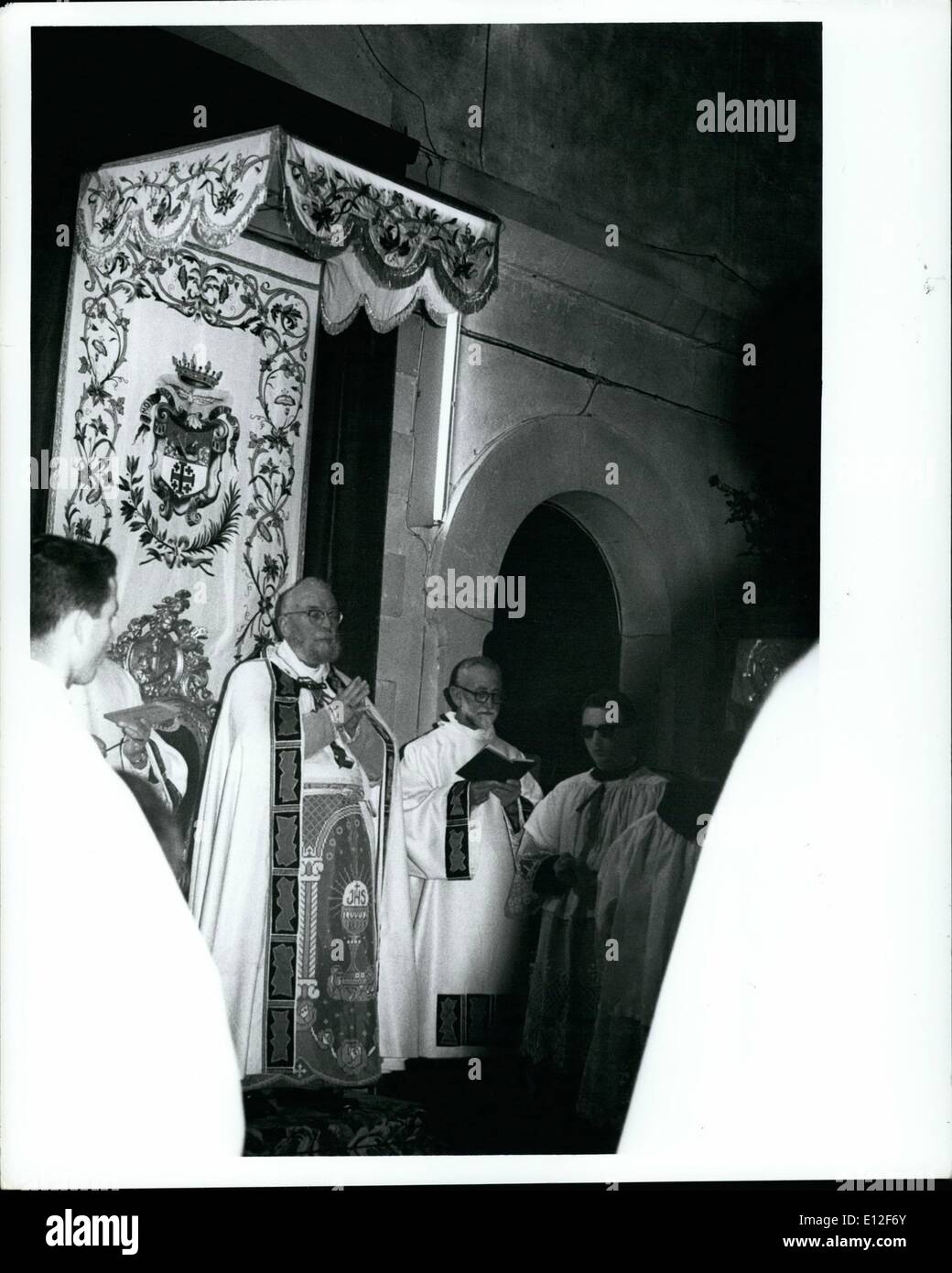 21. Dezember 2011 - Bethlehem, Israel: Lateinische Patriarch Gori, stehen unter Canope, während Heiligabend Messe in der Geburtskirche 31. Dezember 67. Dies ist die erste Weihnachten unter israelischer Herrschaft. Stockfoto