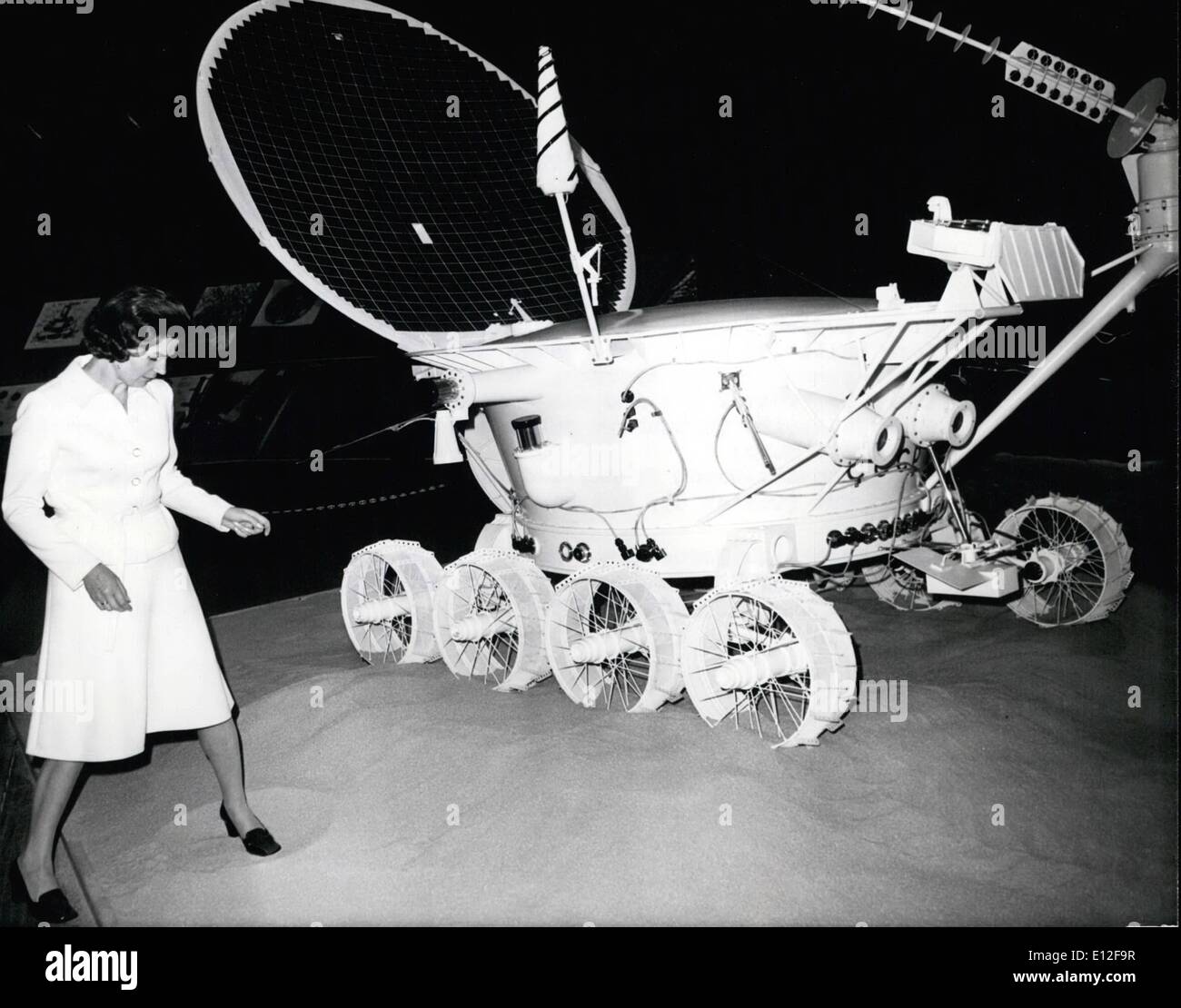09. Januar 2012 - die sowjetische Kosmonauten Valentina Tereshkova besuchte die Ausstellung "Raum=Forschung und Schutz durch Umweltverschmutzung in USSR", die hier stattfindet. Vor zwölf Jahren kam die charmante, nette Dame 48 mal um die Erde durch ''Wostok 6'', sie war - und ist - die erste Frau im All. In München veröffentlichte Valentine Tereshkova ihren größten Wunsch, sie möchte zum Mars fliegen! Die Kosmonautin ist mit Andrijan Nikolajew, ebenfalls sowjetischer Kosmonaut (Wostok 9), verheiratet und hat als elf Jahre alte Tochter Stockfoto