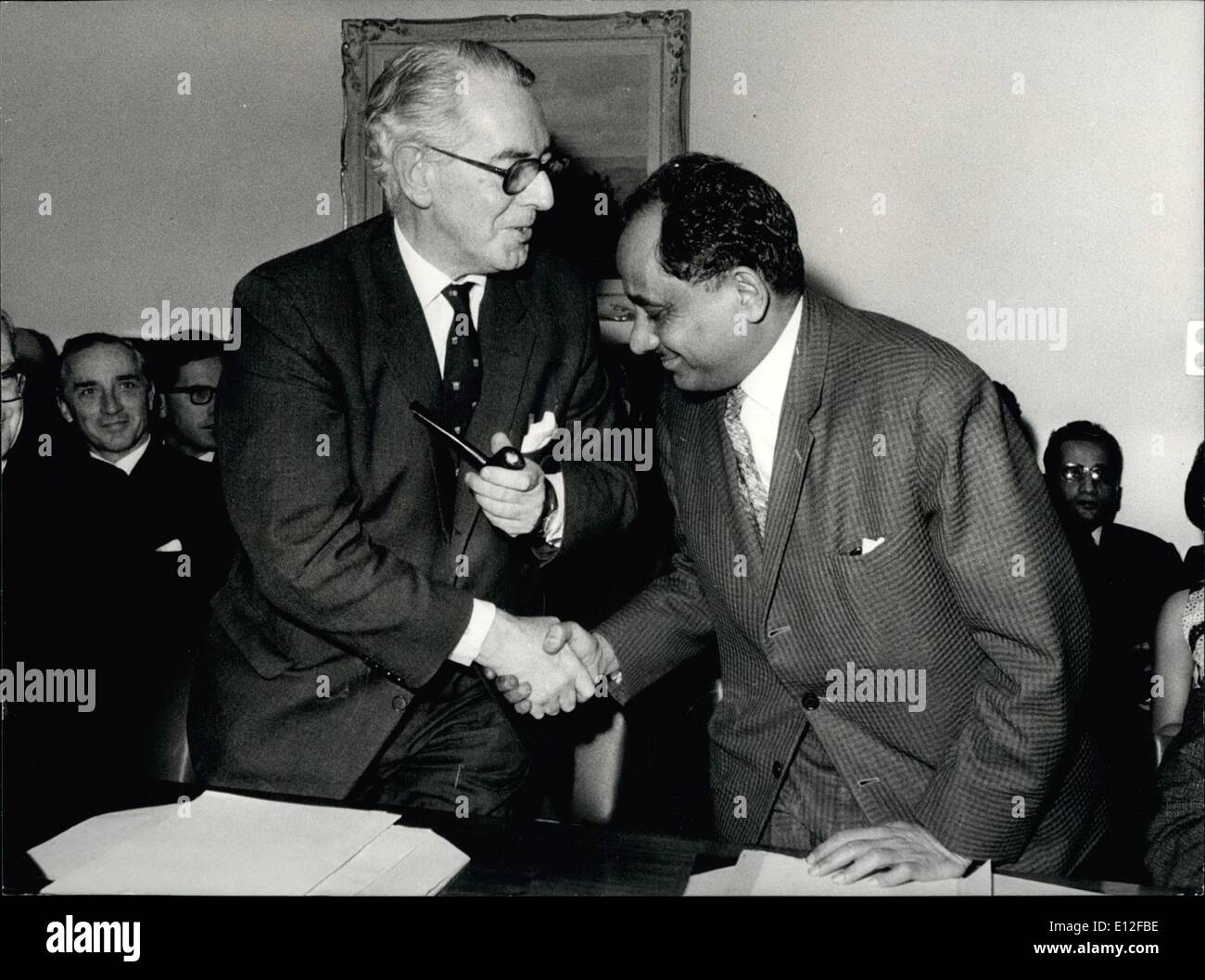 9. Januar 2012 - Süd arabischen Föderation wird unabhängig: nach zehn Tagen Verhandlungen in Genf zwischen Großbritannien und Delegierte der Nationalen Befreiungsfront des Southarabia (NLF) die beiden Teile Singned Vertrag, der die weiteren Beziehungen zwischen London und Aden nach in Depandancy fixiert. Aden und der Southarabia Föderation werden die '' beliebte Republik Süd-Jemen ''. Das Foto zeigt. die Chefs der Delegationen der beiden Negociating, Lord Shackleton (links) für GB und M. El-schäbig für die NLF Händeschütteln. Fotoshows Stockfoto