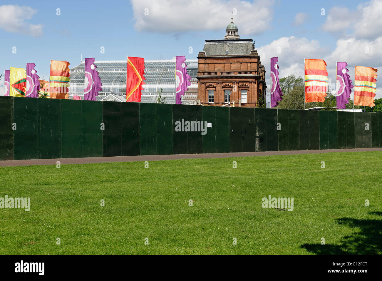 Ein solider Sicherheitszaun um Glasgow Green vor dem Radio 1 Big Weekend Event, Glasgow, Schottland Großbritannien Stockfoto