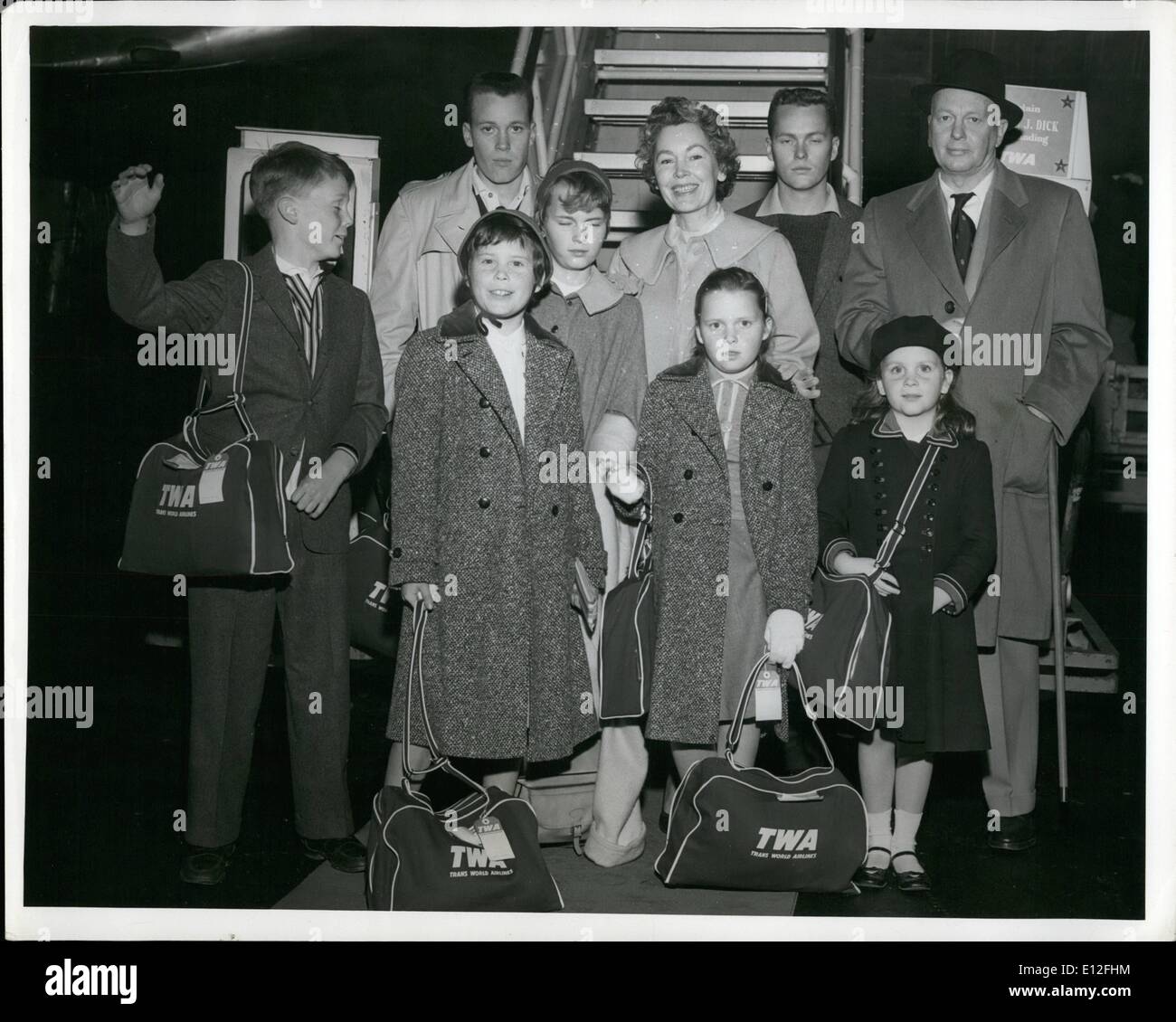 26. Dezember 2011 - Idlewild Airport New York: Aus fliegen Sie nach Madrid über TWA Super-G die Farrow Familie aus Hollywood. Vater John Farrow ist berühmten Filmdirektor und er wird für Spanien für den Dreh ein Warner Bros.-Bild über das Leben von John Paul Jones, der amerikanische Marineheld geleitet. Frau Farrow ist Filmschauspielerin Maureen O'Sullivan. Die sieben Kinder sind von links nach rechts: Front Row: John, Alter 11; Vorsicht, 9 Jahre alt; Stephanie, 3 Jahre; Therese, 6 Jahre; Von links nach rechts hintere Reihe: Pat, Alter 15; Mia, 13 Jahre alt; Maureen O'Sullivan, Michael, Alter von 18 Jahren; und John Farrow Senior. Stockfoto