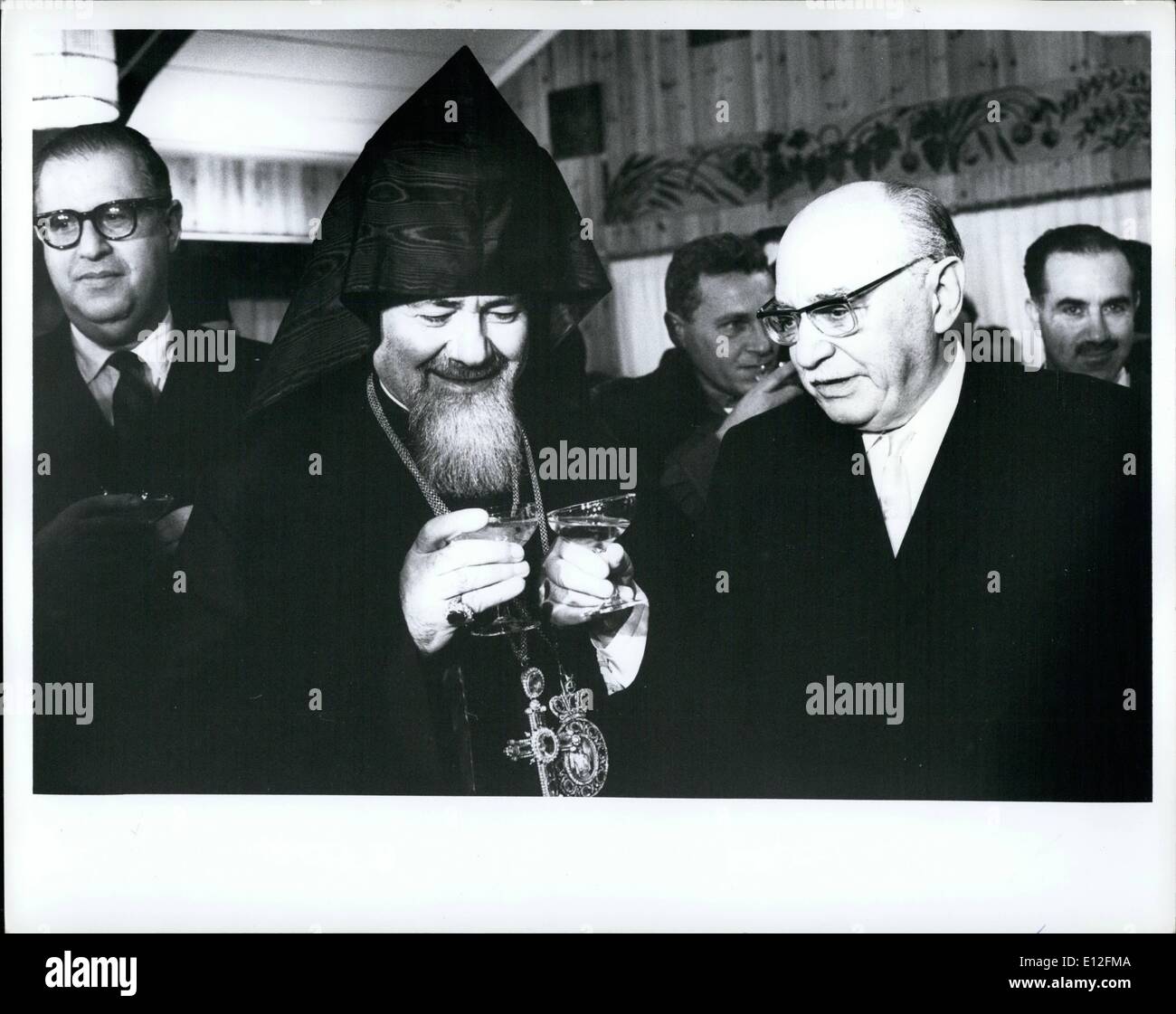 9. Januar 2012 - Toast Jerusalem, Israel - israelische Präsident Zalman Shazar, Recht, zu Jahresbeginn 1968 mit Kopf des griechischen Stockfoto