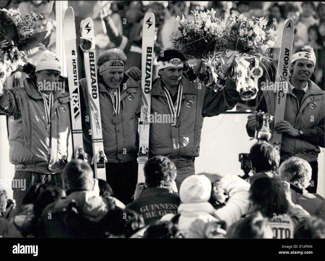 9. Januar 2012 - Skifahren. WC-Crans-Montana: Herren Abfahrt Podium. Abfahrtsrennen der Herren in Crans-Montana endete mit einem Schweizer Triumph: Peter Mueller (2.v.l.) gewann vor Pirmin Zurbriggen (links), Karl Alpiger (3.f.l.) und Franz Heinzer (r). 1.2.87 Keystone Zürich Stockfoto