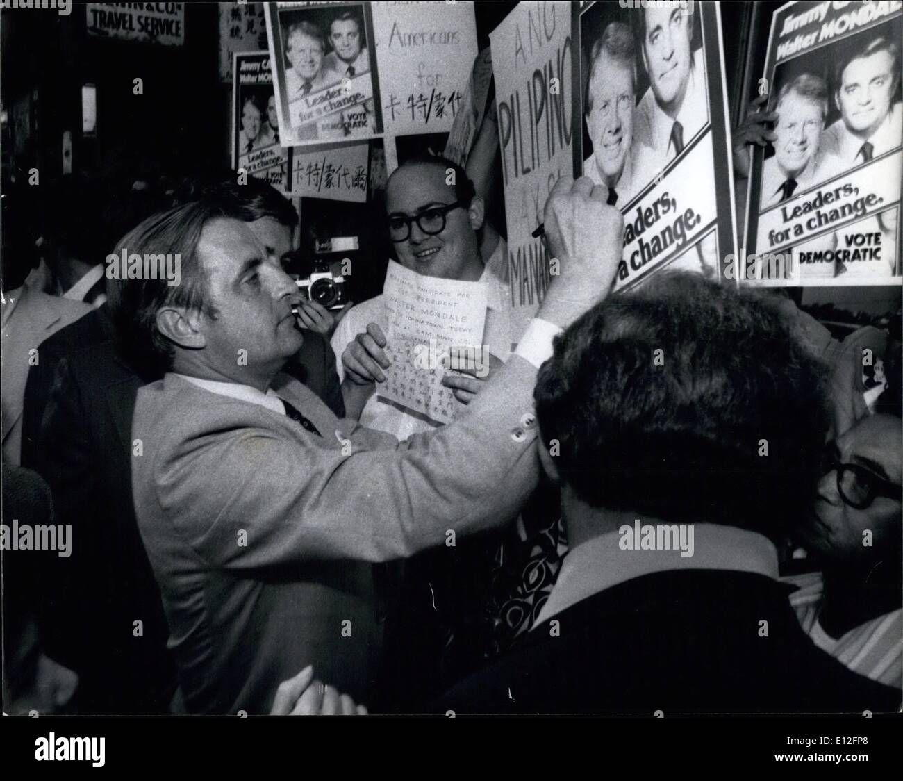 9. Januar 2012 - Senator Walter Mondale Wahlkampf mit Abe Strahl in New York China Town. Oktober 1976 Bildern Stockfoto