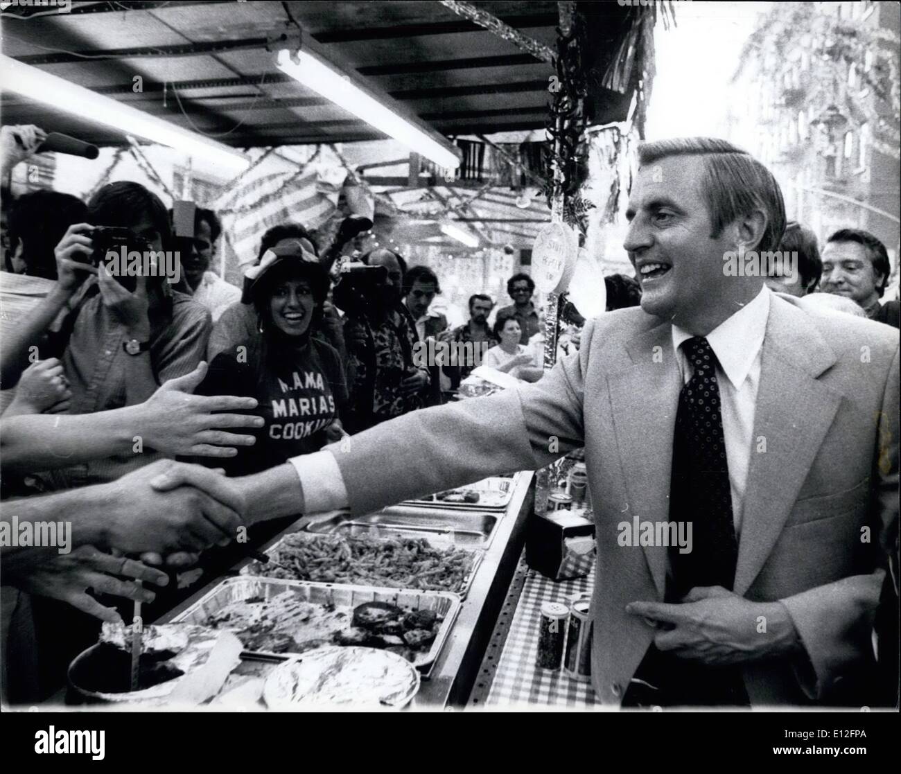 9. Januar 2012 - Senator Walter Mondale Wahlkampf mit Abe Strahl in NY Little Italy. Oktober 1976 Stockfoto