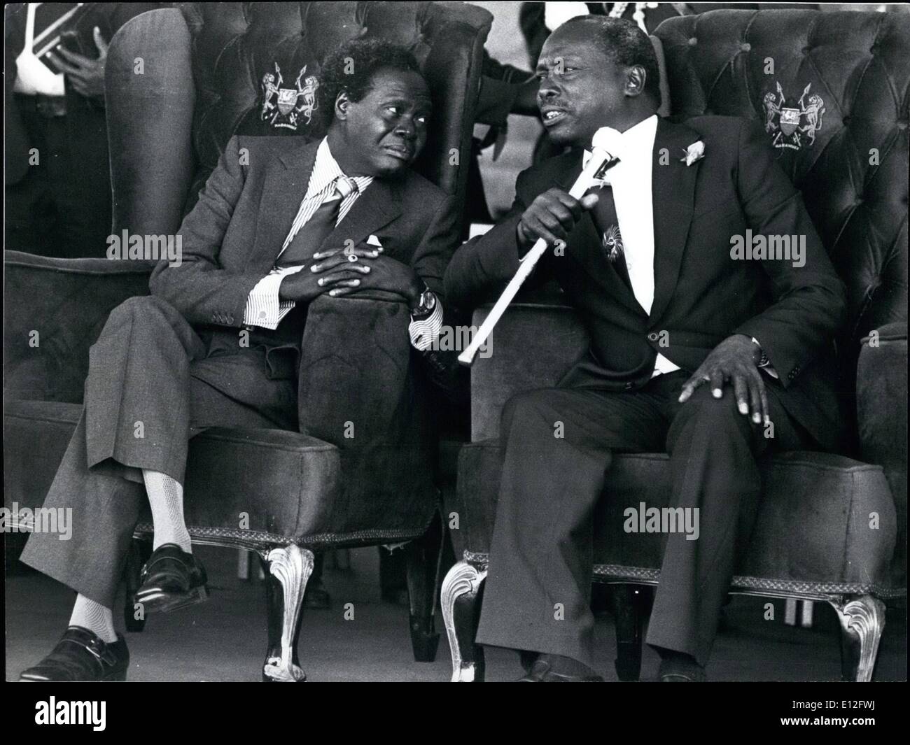 9. Januar 2012 - Moi/Obote. Kenia/Uganda Präsidenten von Kenia und derzeitigen Vorsitzenden der OAU, Herr Daniel Arap Moi (rechts) Chats mit der ugandische Präsident Milton Obote. Stockfoto